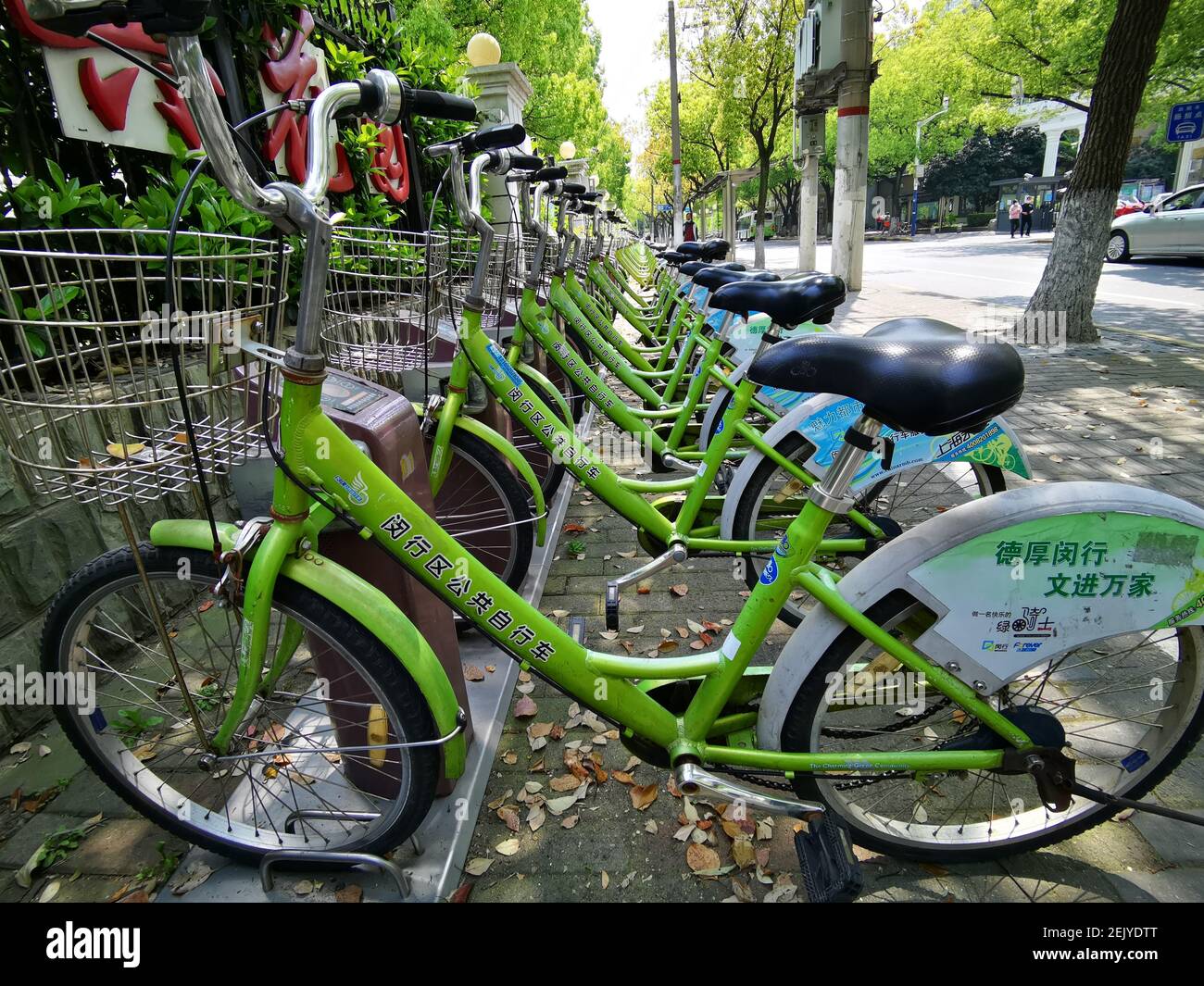 Las bicicletas financiadas por el gobierno se ven estacionadas en plazas de  estacionamiento en el distrito de Minhang, Shanghai, China, 9 de abril de  2020. Las bicicletas públicas financiadas por el gobierno