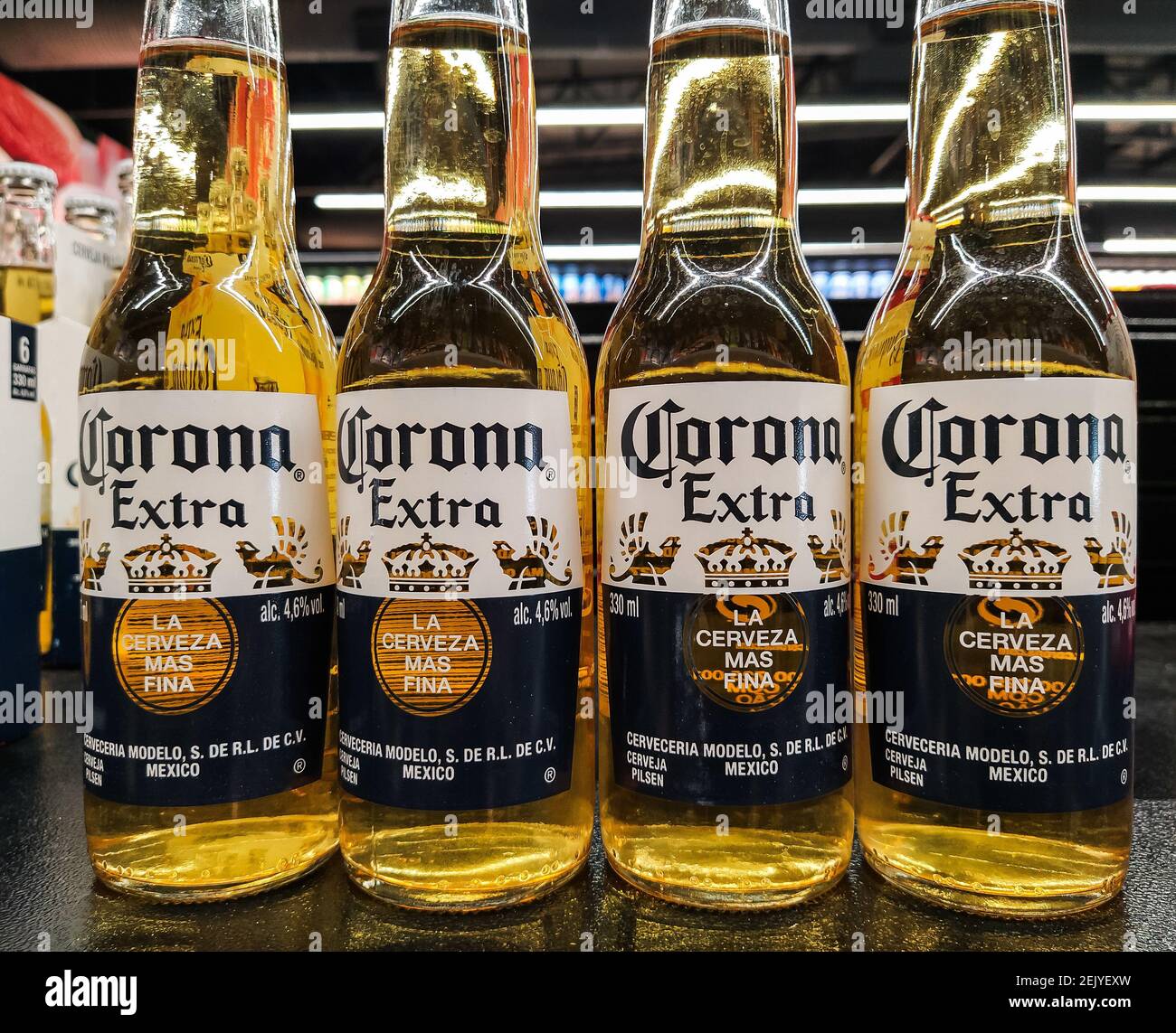 SOROCABA, SP : CEREJA CORONA EXTRA - la producción de cerveza  Corona Extra fue suspendida temporalmente en México en abril. El Grupo  Modelo, propietario de la Marca, tomó esta decisión en