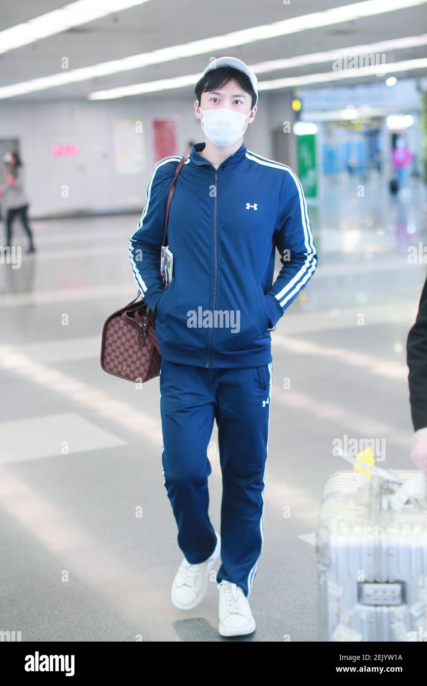 El chino Mao Zijun llega a un aeropuerto de Pekín antes salir en Pekín, China, de abril de 2020. Ropa deportiva: Debajo de la bolsa de Amour: Gucci (Foto