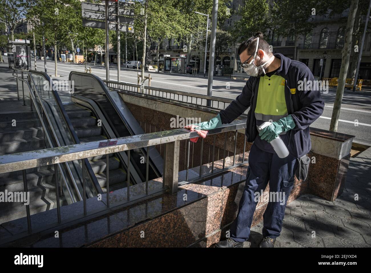 Él mismo Experto Realista Se ve a un trabajador del transporte metropolitano de Barcelona (TMB)  desinfectando las estructuras de acceso al metro durante el primer día de  trabajo para sectores no esenciales. A pesar de que