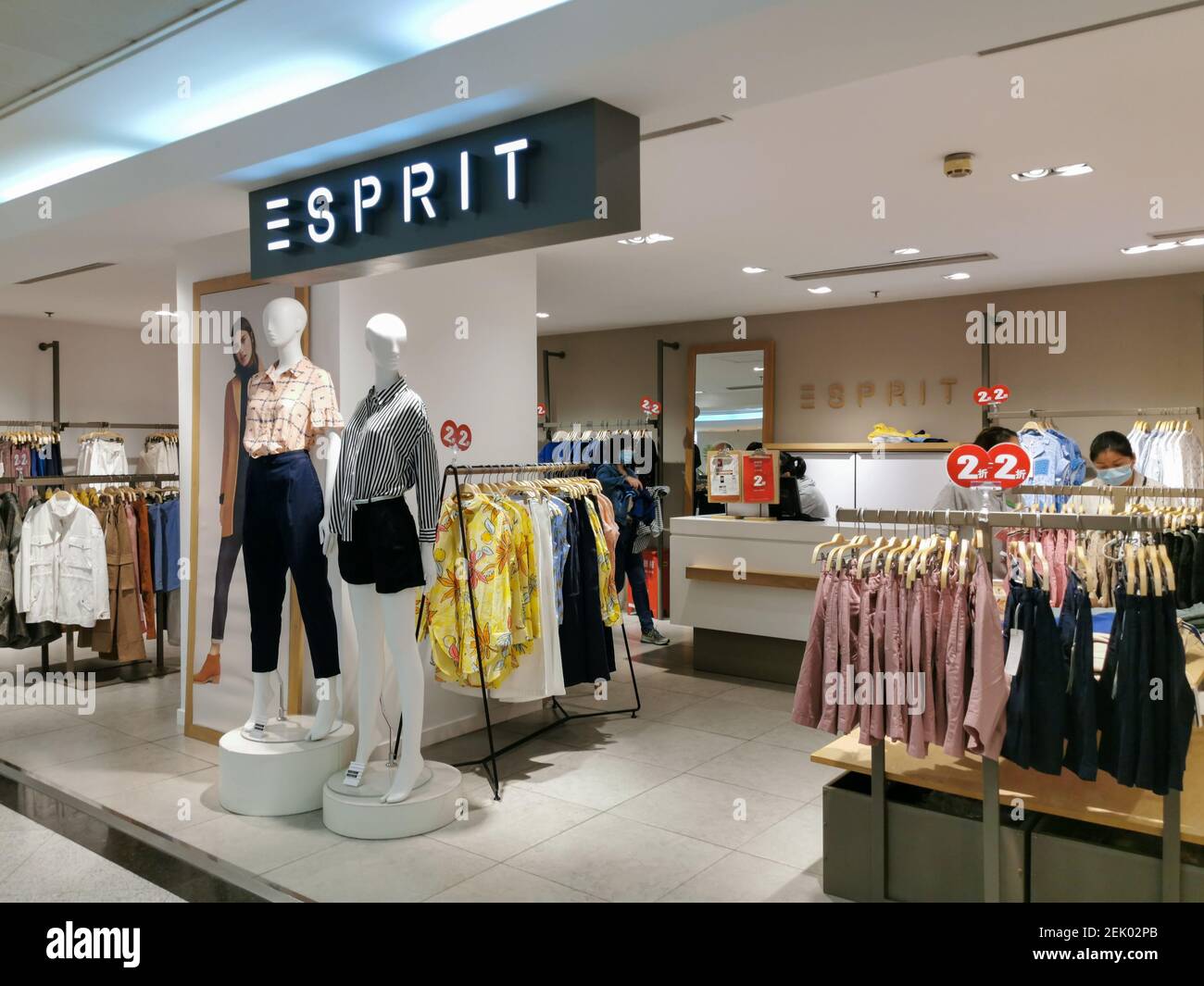 Shanghai,CHINA-el 16 de abril de 2020, la tienda Esprit ubicada en la plaza  de compras de la calle peatonal nang East Road, Shanghai, vendió toda la  ropa con un descuento del 2%.
