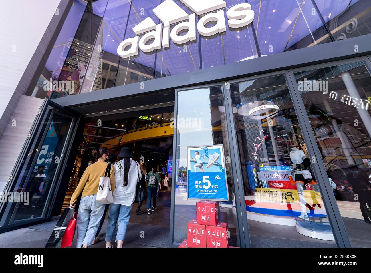 La vista exterior de una tienda Adidas, que lanza una promoción de 50% de  descuento para atraer clientes, Shanghai, China, 24 de abril de 2020  Fotografía de stock - Alamy