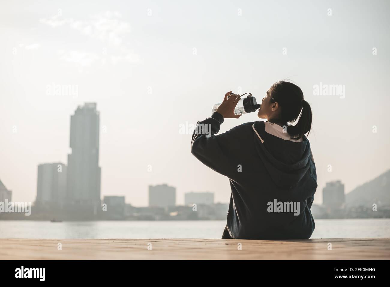 Mujer Atleta Sedienta Toma Un Descanso Ella Bebe Agua Despues De Correr Fotografia De Stock Alamy