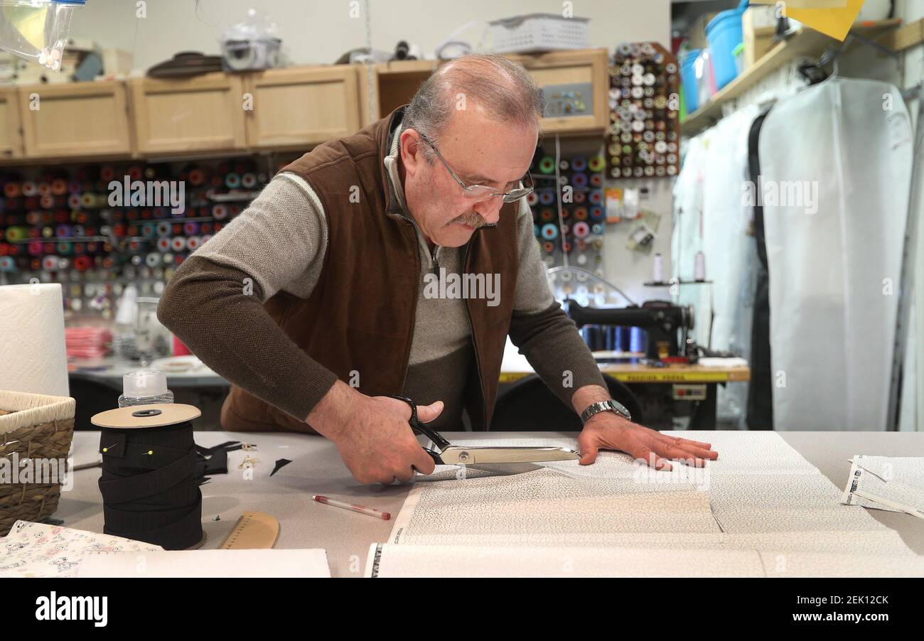 Hasan Bayram, un maestro sastre de Thimble Tailor en Brighton, corta