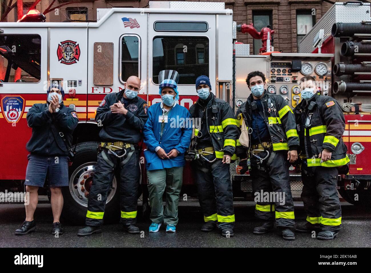 El personal de primera línea del Hospital Metodista de Nueva York-Presbyterian/Brooklyn posan con los bomberos de la FDNY de Engine 220/Ladder 122 el 29 de abril de 2020, en Brooklyn, Nueva York. (Foto de Gabriele Holtermann-Gorden/Sipa USA) Foto de stock