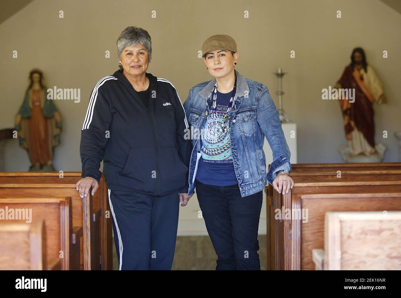 La presidenta de la aldea India de Jamul Erica M. Pinto, derecha, y su madre e historiadora tribal Carlene A. Chamberlain se muestran aquí en la capilla de la Reserva India de Jamul el 15 de abril de 2020. (K.C. Alred/San Diego Union-Tribune/TNS) Foto de stock