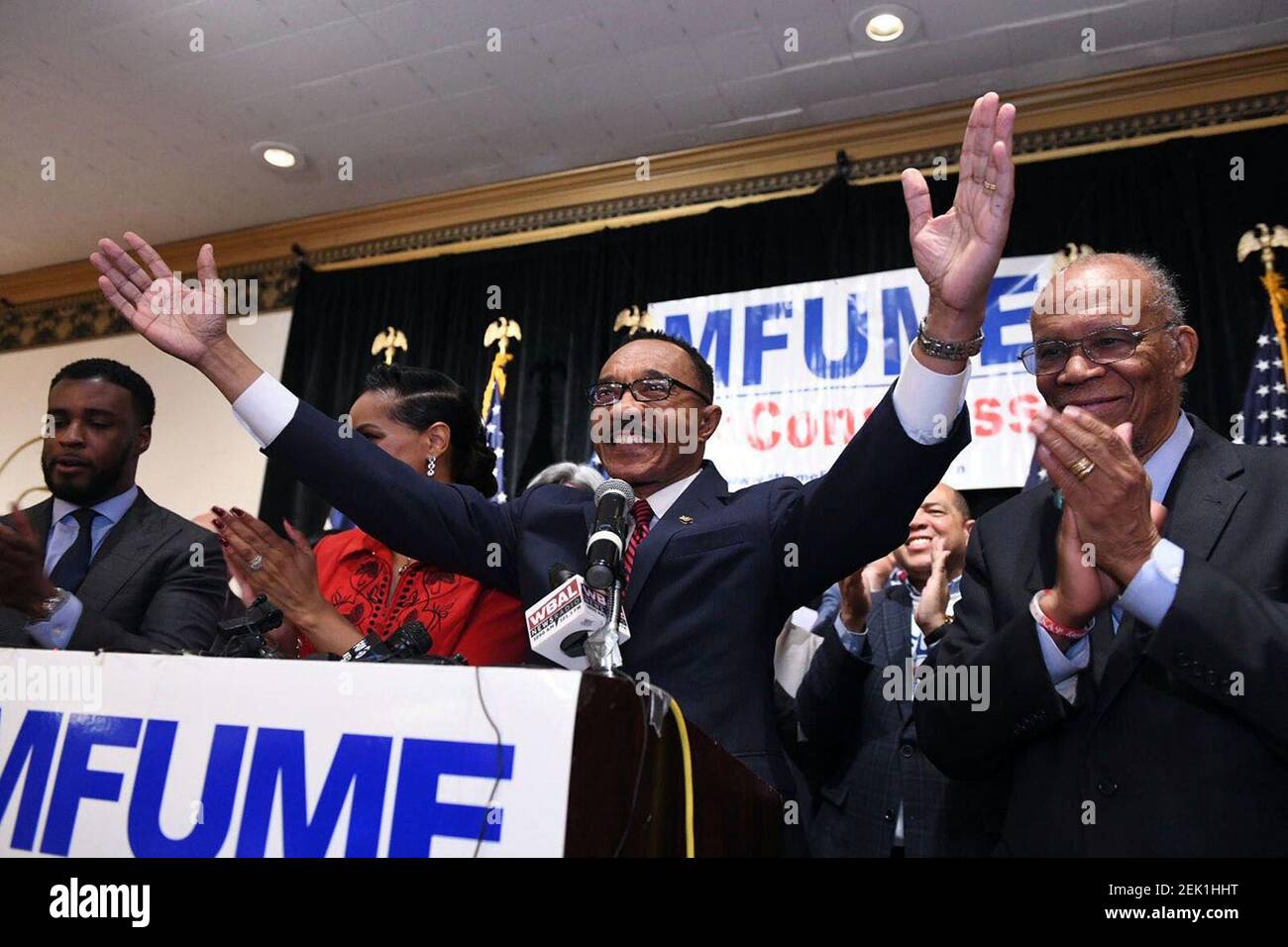 Kweisi Mfume celebra su victoria en la primaria para la nominación demócrata para el 7º Distrito del Congreso en una elección especial para reemplazar a Elijah E. Cummings, quien murió en octubre de 2019. (Kenneth K. Lam/Baltimore Sun/TNS) Foto de stock