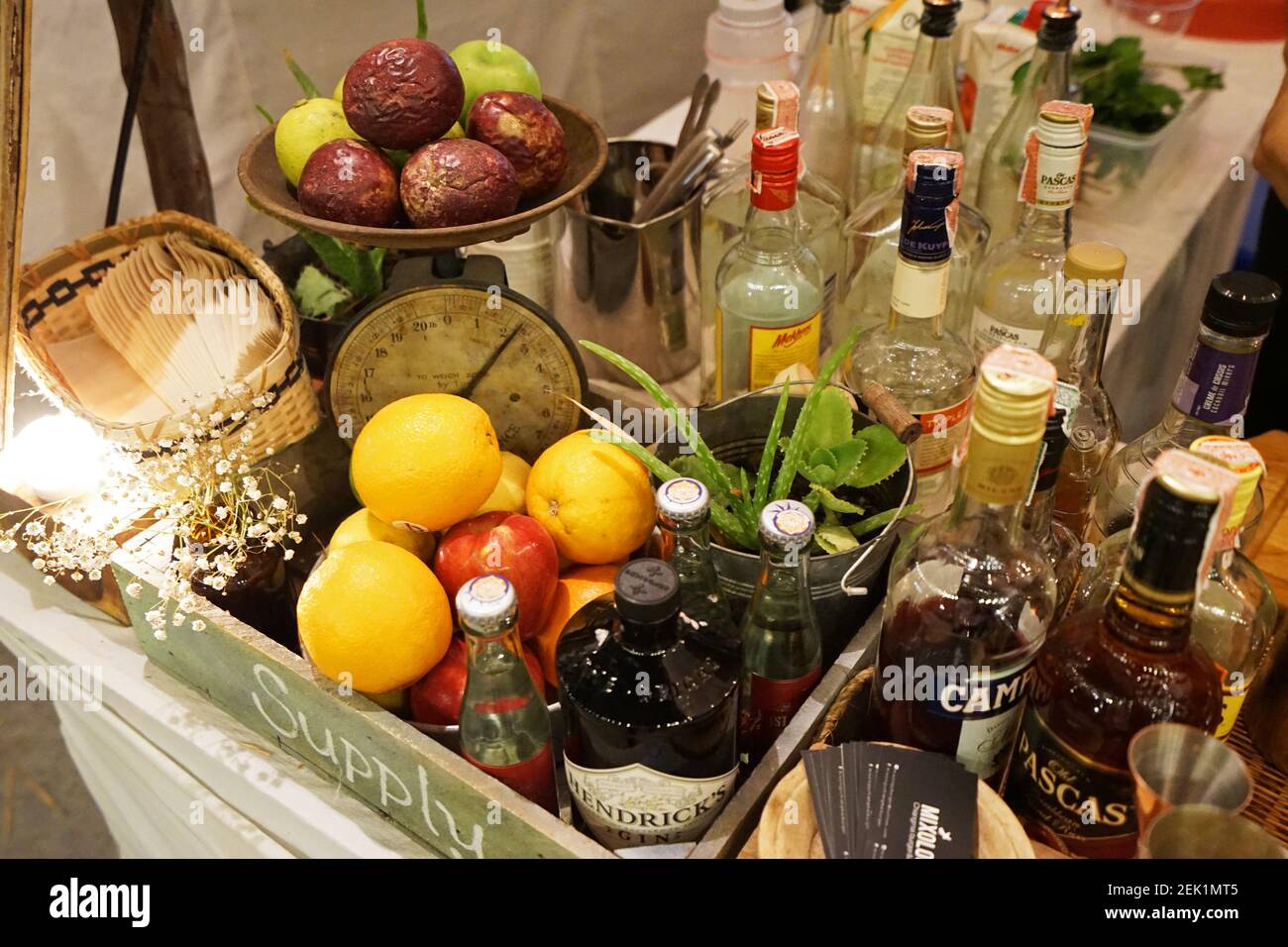 Frutas cítricas de colores preparadas para cócteles y bebidas alcohólicas con de vino y whisky Fotografía de stock - Alamy