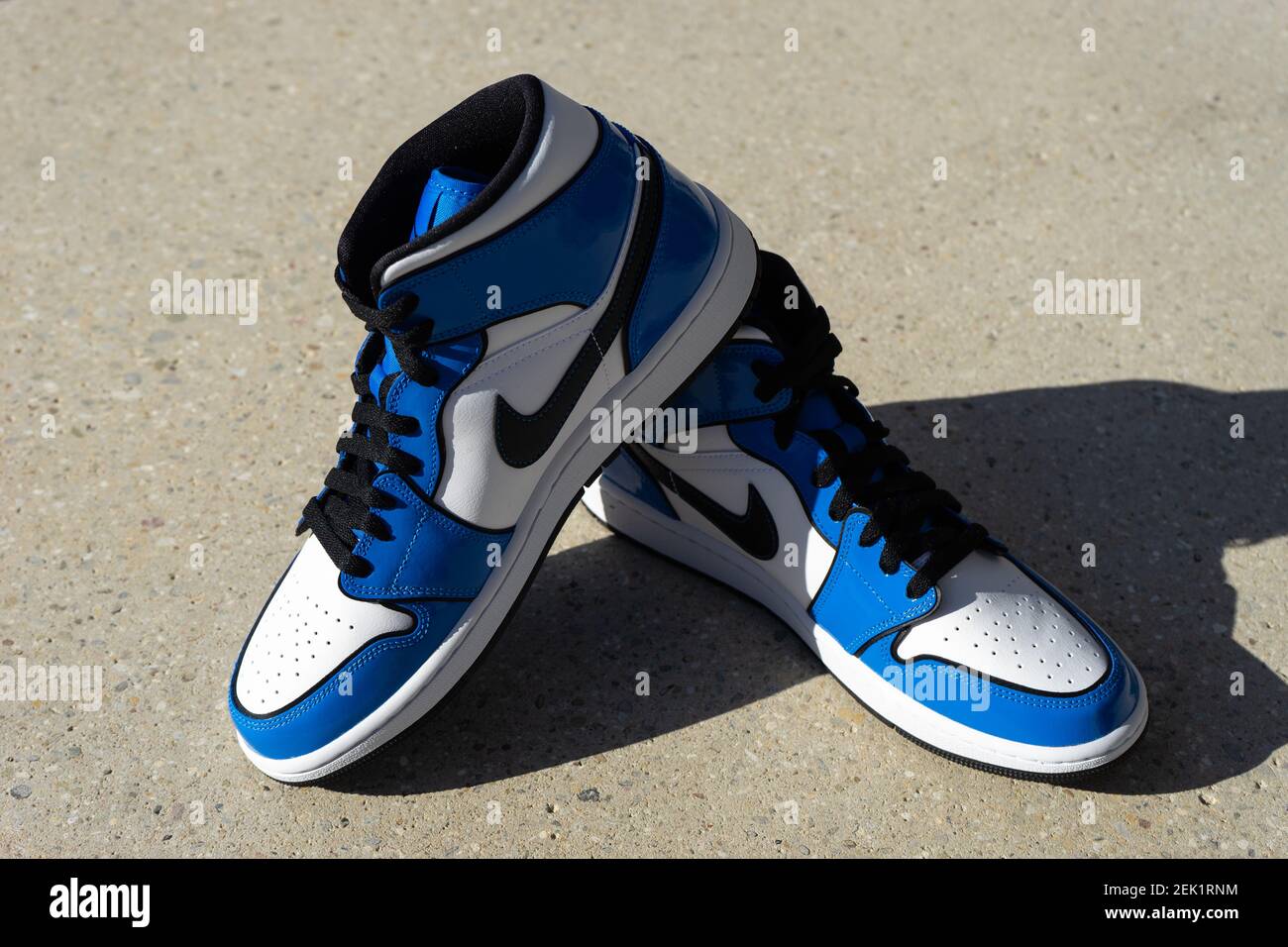 Nike air jordan 1 azules fotografías e imágenes de alta resolución - Alamy