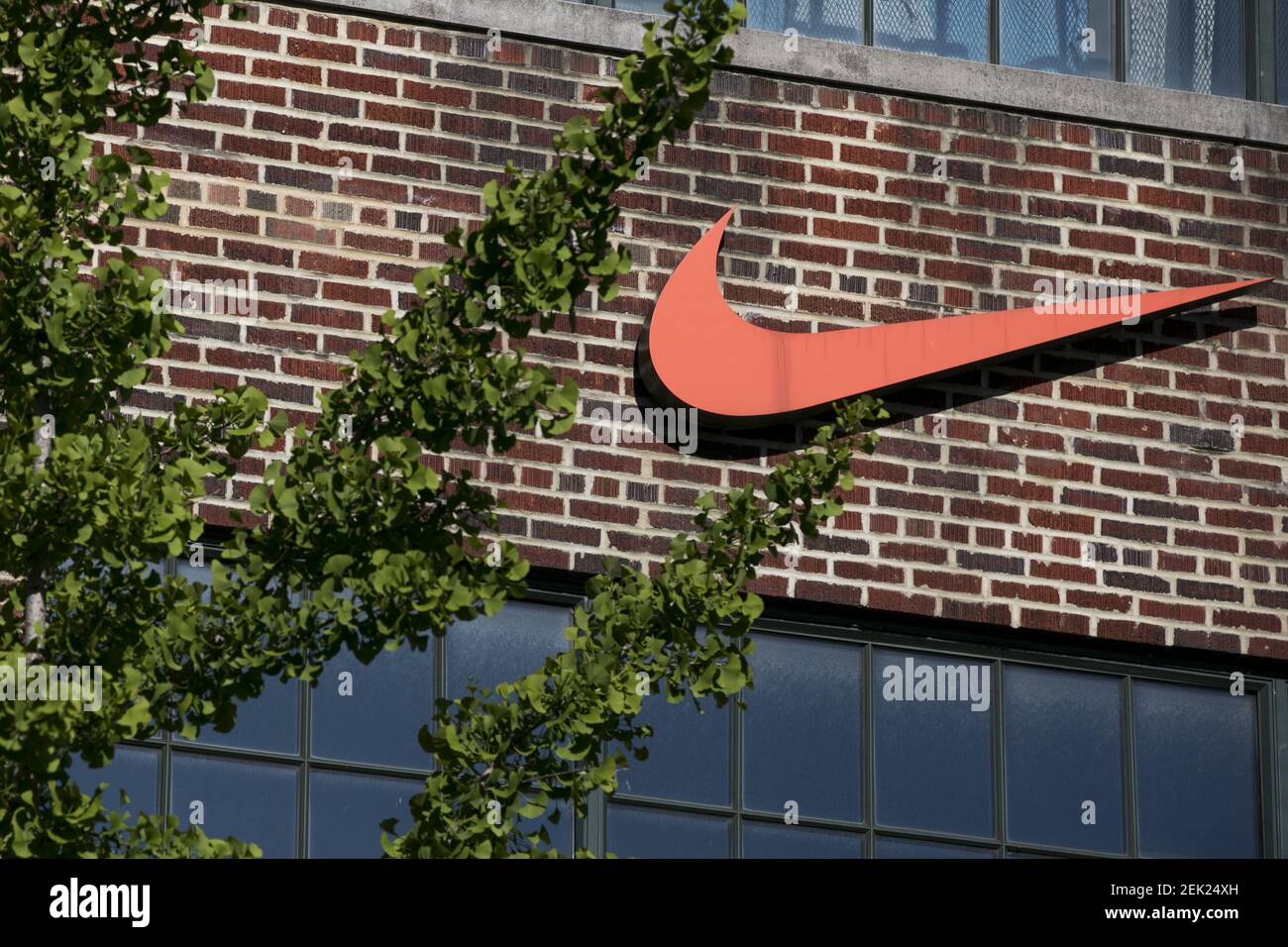 Un cartel con el logotipo fuera de una tienda de Nike en Washington, D.C.,  el 9 de mayo de 2020. (Foto de Kristoffer Tripplaar/Sipa USA Fotografía de  stock - Alamy