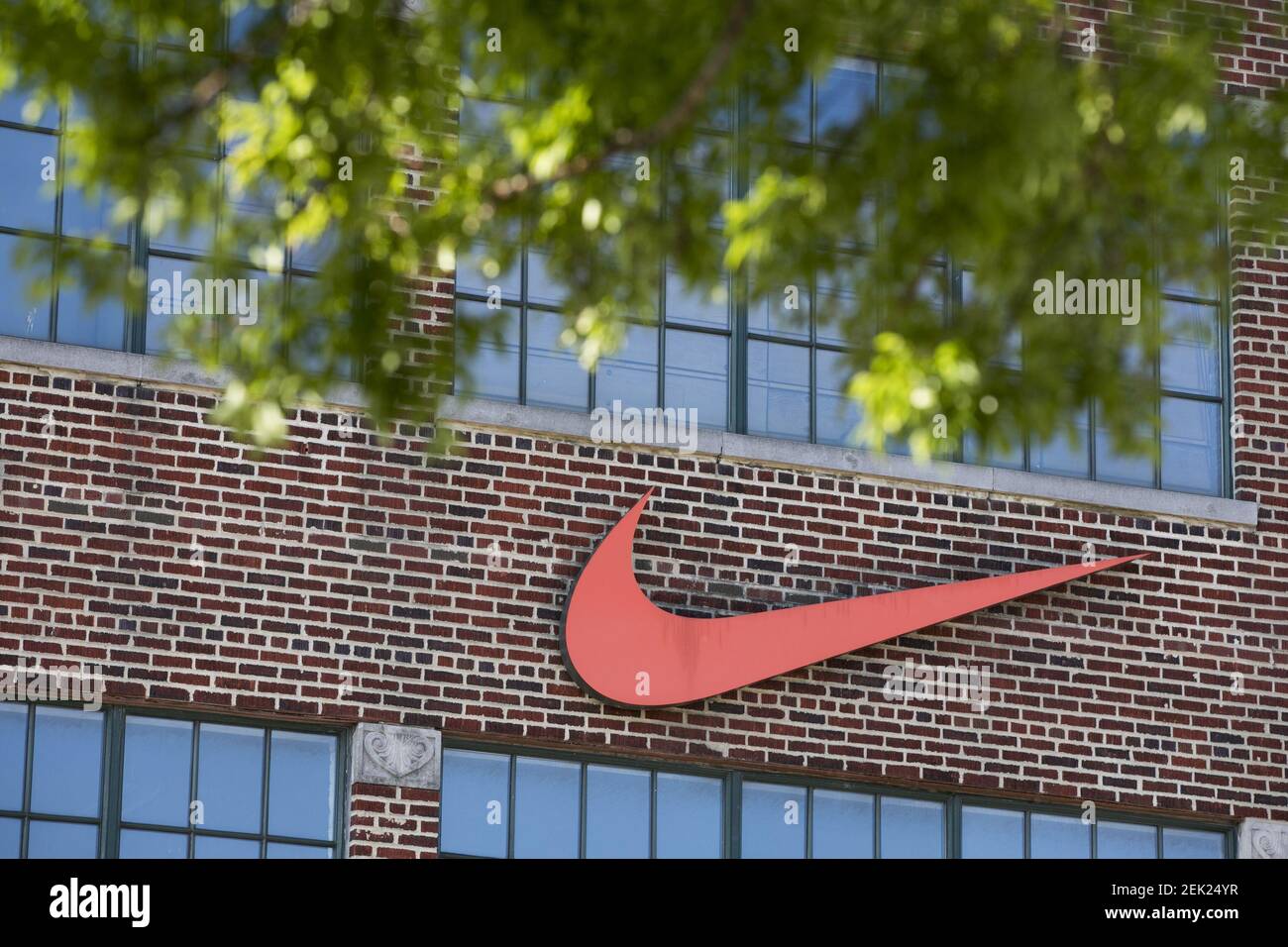 cartel con el logotipo fuera una tienda de Nike en Washington, D.C., el 9 de mayo de 2020. (Foto de Kristoffer Tripplaar/Sipa USA Fotografía de - Alamy