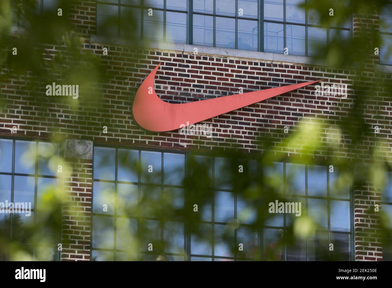 Un cartel con el logotipo fuera de una tienda de Nike en Washington, D.C.,  el 9 de mayo de 2020. (Foto de Kristoffer Tripplaar/Sipa USA Fotografía de  stock - Alamy
