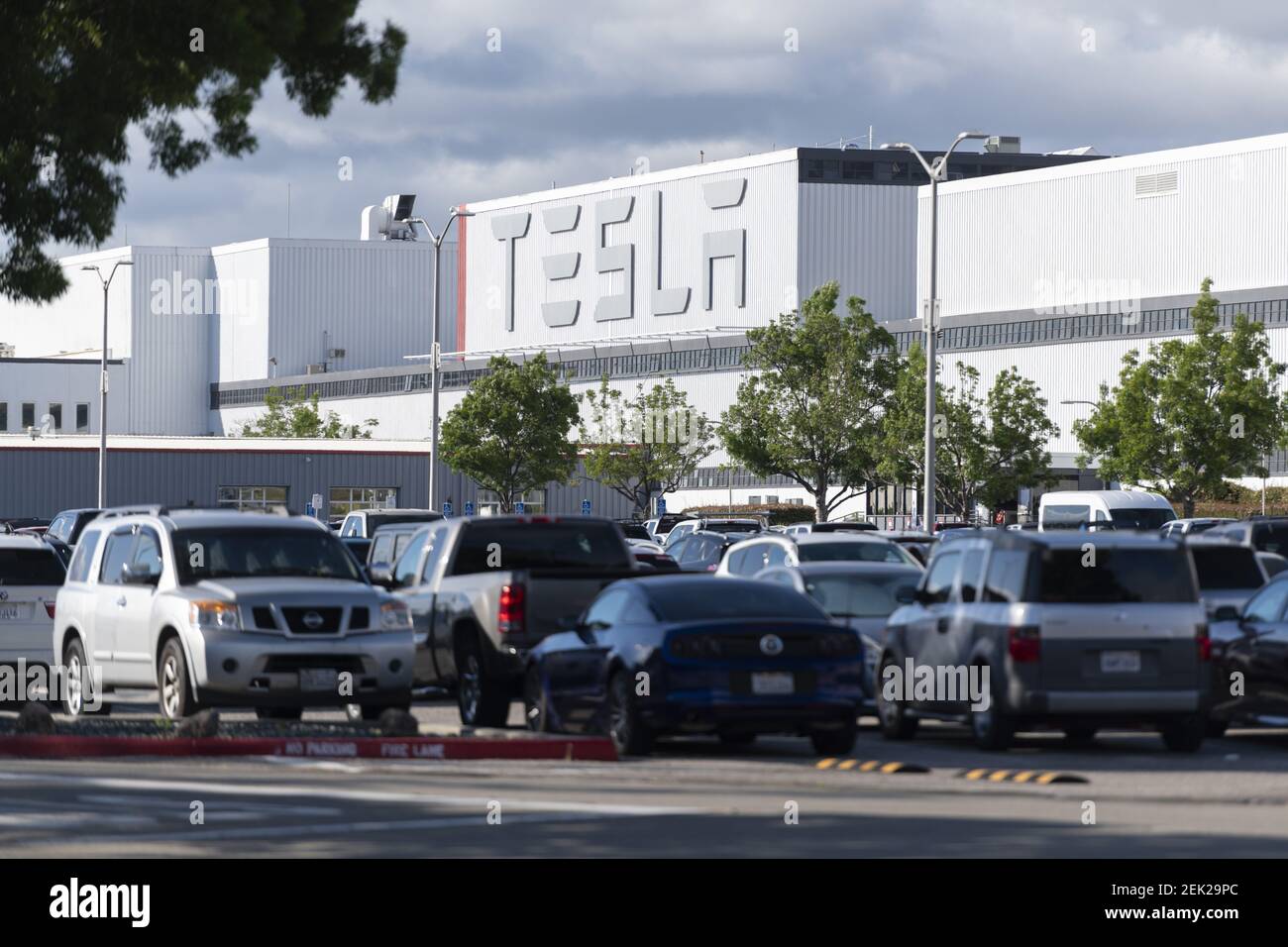 El estacionamiento de los empleados de Tesla se ve lleno de coches en la fábrica de Tesla en Fremont, California, Estados Unidos el 12 de mayo de 2020. El Condado de Alameda ha ordenado a Tesla que detenga la producción después de que el CEO Elon Musk abra desafiante la planta de fabricación de vehículos eléctricos contra una ordenanza del condado. Elon Musk insiste en que su empresa es un negocio esencial durante el cierre del coronavirus (COVID-19). (Foto de Yichuan Cao/Sipa USA) Foto de stock