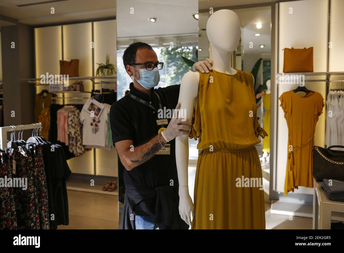 El personal de la tienda de ropa OVS de Radio Square trabajando en la  preparación durante la fase 2 del Coronavirus en Roma, Italia el 12 de mayo  de 2020. (Foto de