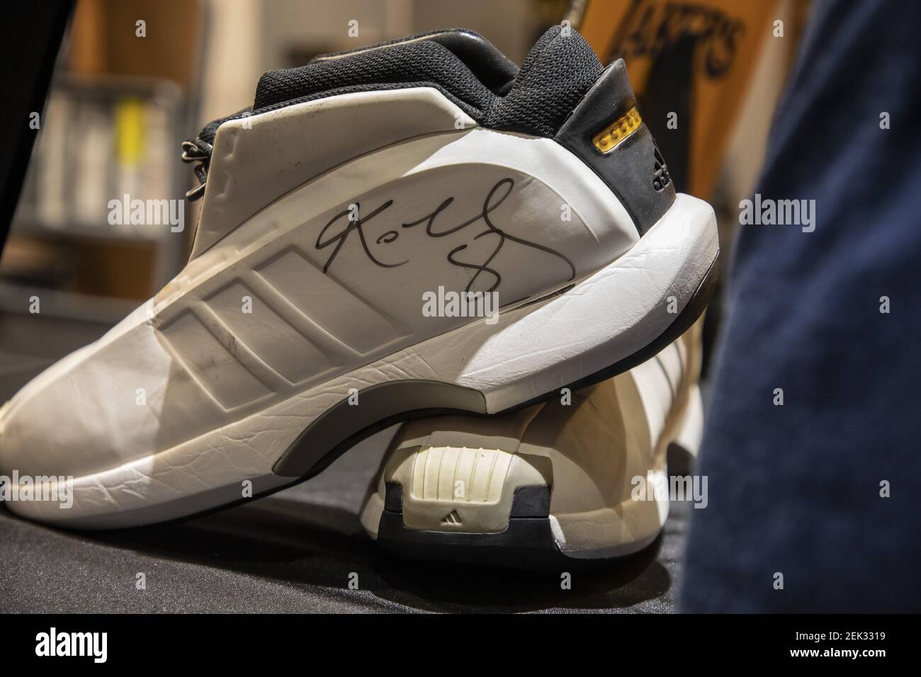 Sports Legends con el gran baloncesto de los Lakers Kobe Bryant en JulienÕs  Auctions. Juego de calzado de baloncesto Adidas firmado cada uno por Kobe  Bryant # 8. 5/18/2020 Culver City, CA