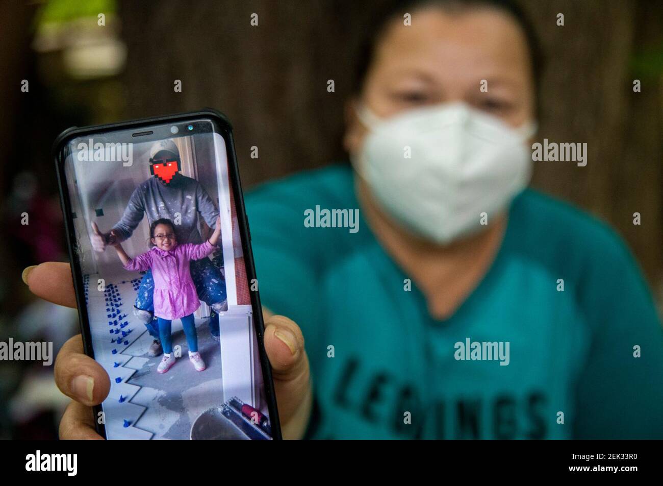 Lesly Zelaya, de 47 años, muestra una fotografía de su hija Bridget y su esposo Mauricio Viernes 1 de mayo de 2020. Fue arrestado por funcionarios de inmigración por estar en el país ilegalmente y ha estado en detención de inmigrantes desde febrero. (Travis Long/The News & Observer/TNS) Foto de stock