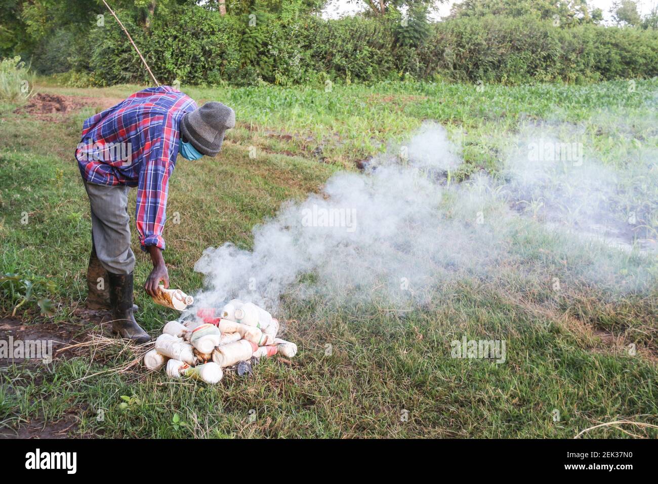 Un hombre quema botellas de plástico de productos químicos agrícolas de  desecho recogidas en pequeñas granjas en Rongai. La mayoría de los  agricultores están utilizando herbicidas en la preparación de la tierra