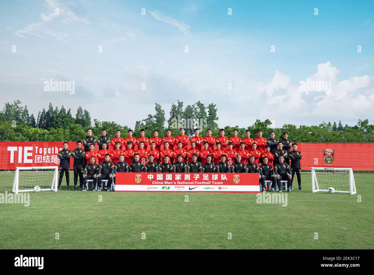 La foto de grupo del equipo nacional de fútbol de China mientras se  entrenan en Shanghai, China, 18 de mayo de 2020. Fila trasera: Huang  Weitao, Zhang Lin, Li Lei, Yang Fan,