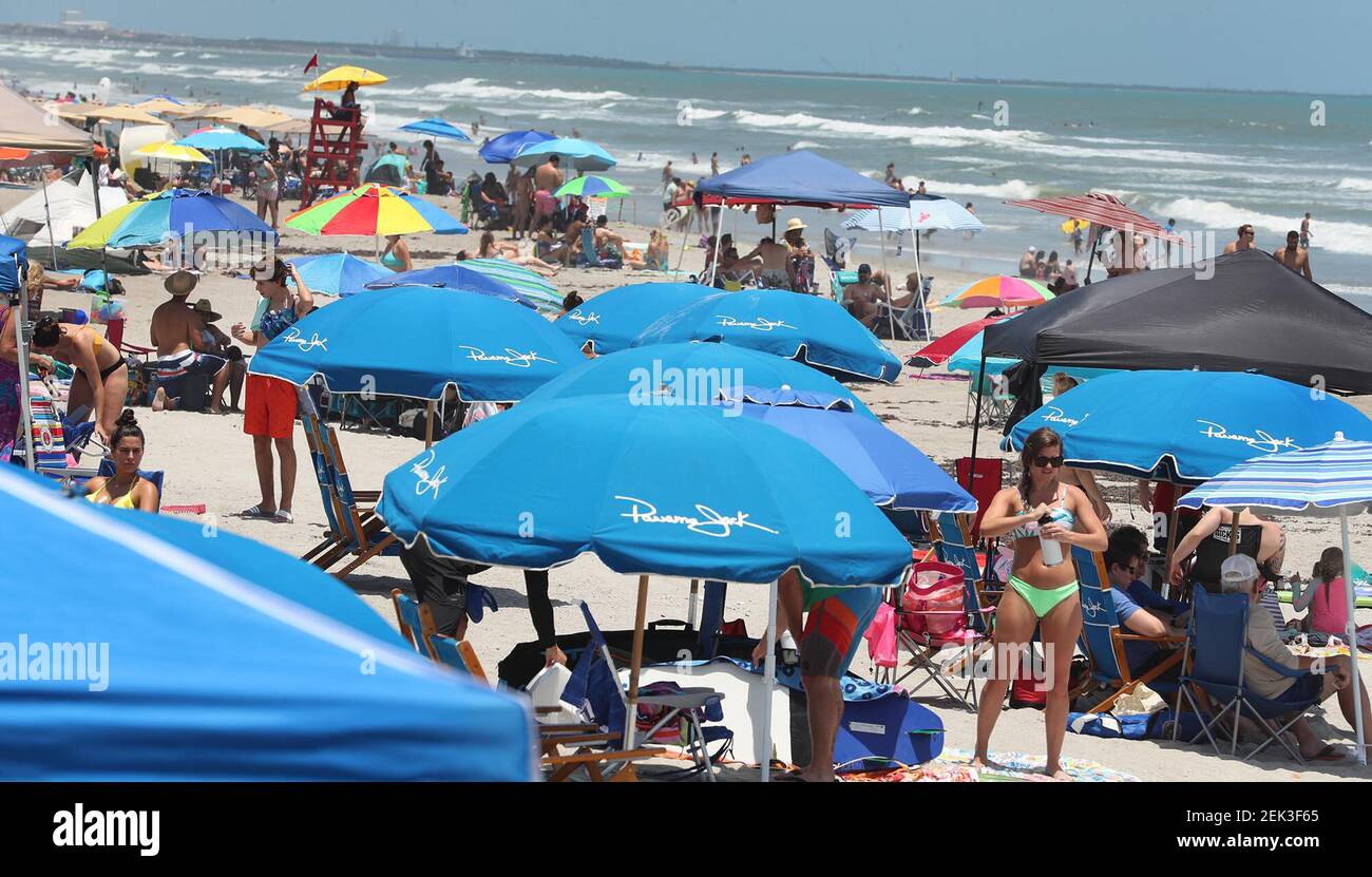 Cocoa Beach está repleto de playeros del fin de semana del día de los  Caídos el sábado, 23 de mayo de 2020, en Cocoa Beach, Florida. Las playas  están abiertas de nuevo