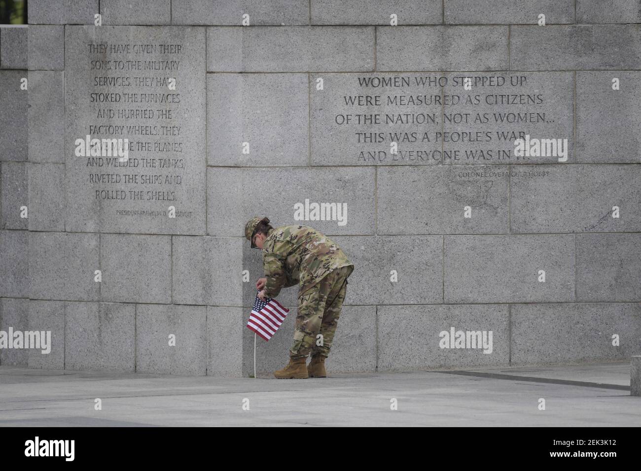 25 de mayo de 2020; Washington, DC, EE.UU.; Tsgt. USAF Janet Poit coloca una bandera estadounidense a lo largo de una pared del Monumento Nacional a la Segunda Guerra Mundial antes del inicio de una ceremonia virtual de recuerdo, ya que los eventos anuales del día de los Caídos en los monumentos conmemorativos del Parque Nacional fueron cancelados debido a la pandemia del COVID-19 el lunes, 25 de mayo de 2020. Crédito obligatorio: Jack Gruber-USA TODAY/Sipa USA Foto de stock
