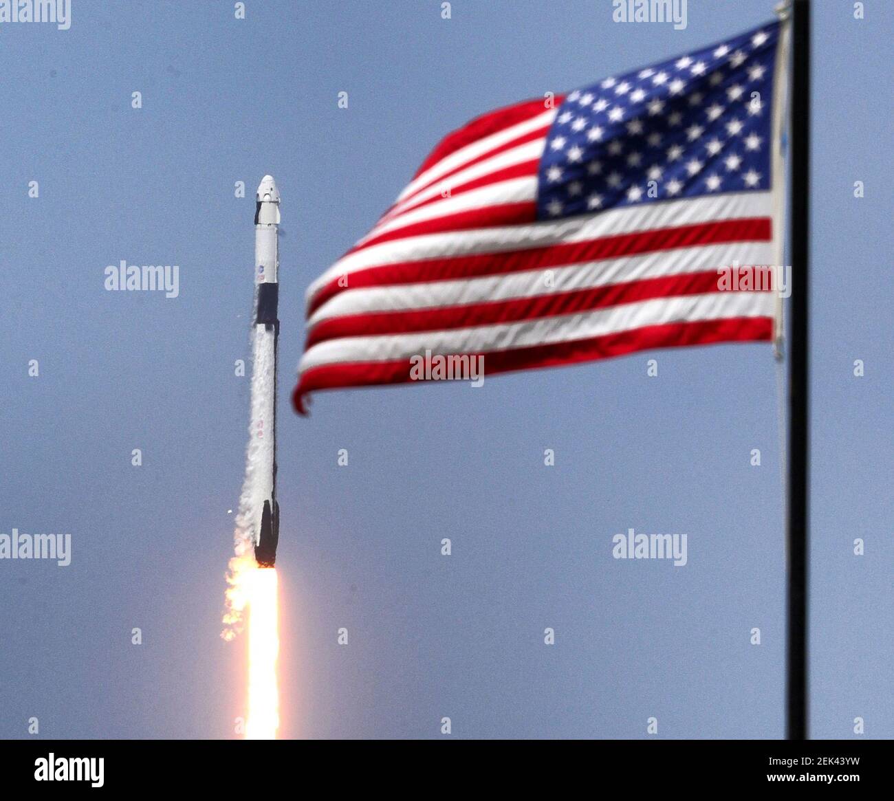 El cohete SpaceX Falcon 9, que lleva a los astronautas Doug Hurley y Bob Behnken en la cápsula de Crew Dragon, se levanta del Kennedy Space Center, Fla., el sábado 30 de mayo de 2020. La misión SpaceX Demo-2 es el primer lanzamiento de un vuelo espacial orbital desde EE.UU. En casi una década. (Joe Burbank/Orlando Sentinel/TNS) Foto de stock