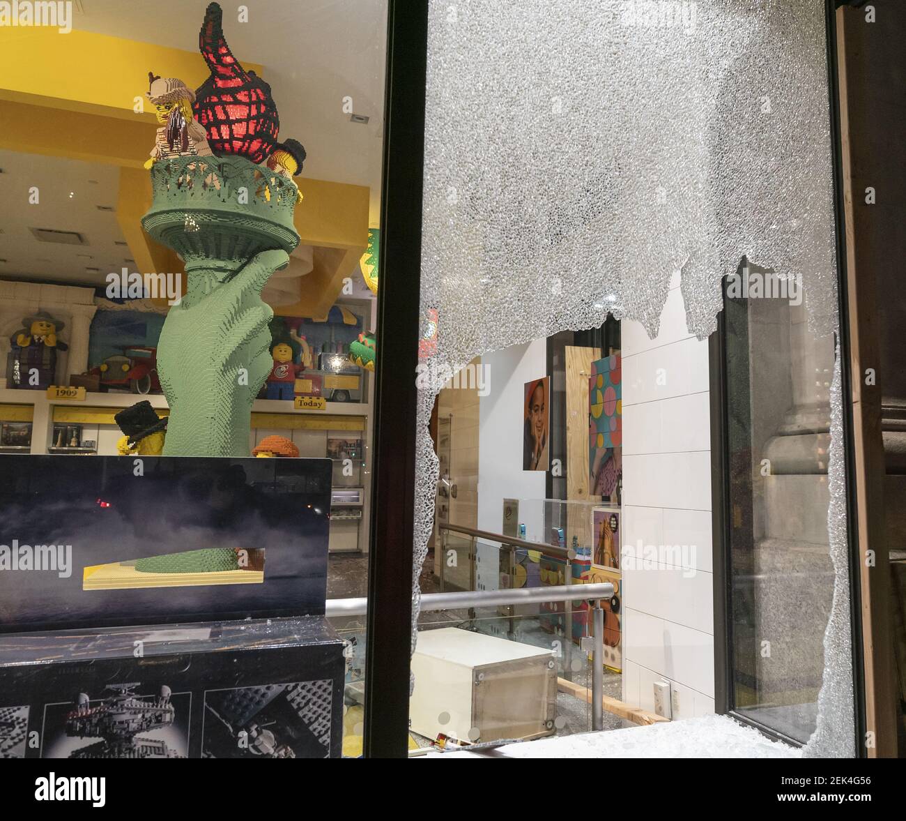 Las protestas se convierten en saqueos y destrucciones en Manhattan antes  de que se imponga el toque de queda. Vista de la tienda Lego ventanas rotas  y saqueado en Manhattan, Nueva York