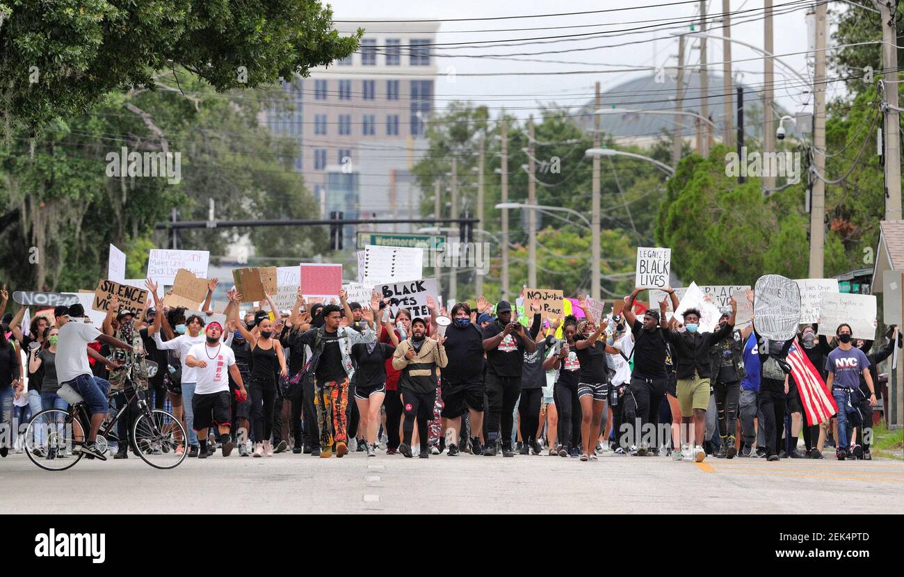 Los manifestantes cantan en la esquina de Curry Ford Road y Chickasaw Trail en Orlando, Fla., el miércoles 3 de junio de 2020, mientras las manifestaciones continúan después del asesinato policial de George Floyd en Minneapolis el 25 de mayo. (Joe Burbank/Orlando Sentinel/TNS) Foto de stock
