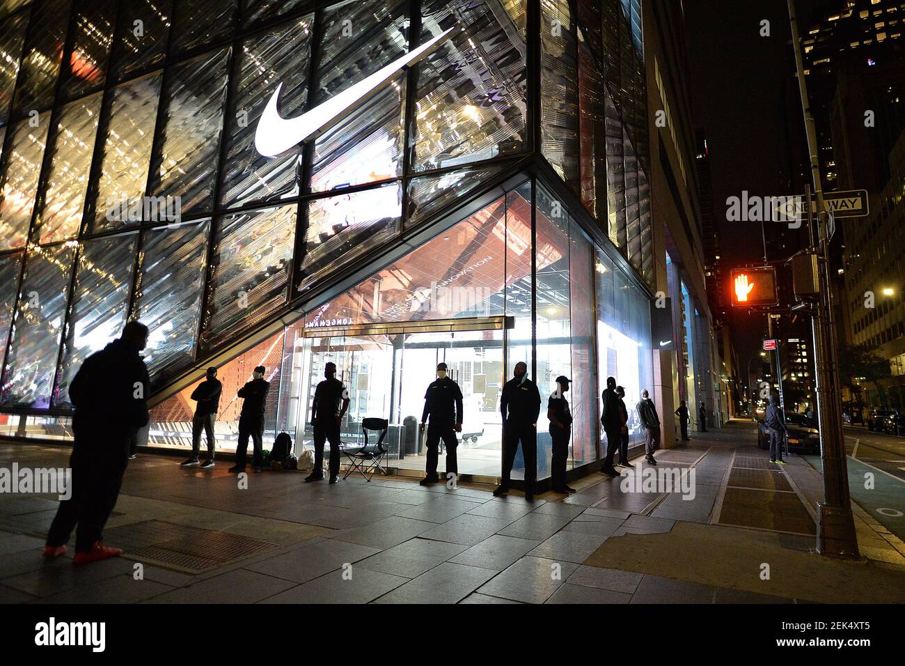 Los miembros de una empresa de seguridad privada están de guardia durante  la noche frente a la tienda Nike en la Quinta Avenida para evitar cualquier  posible saqueo, en Nueva York, NY,
