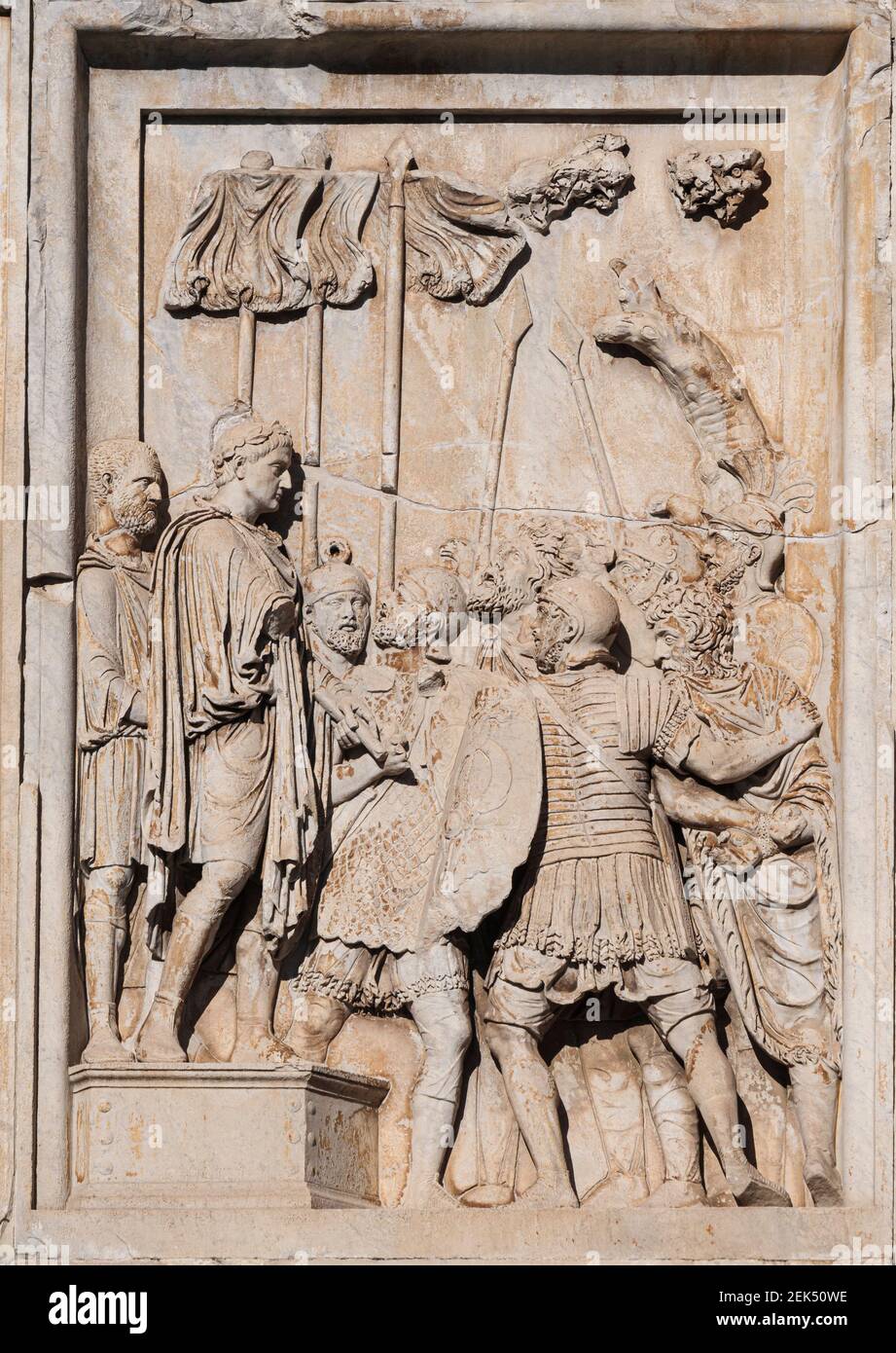 Roma. Italia. Arco de Constantino (Arco di Costantino), detalle de relieve escultórico que representa al emperador romano Marcus Aurelius (cabeza reemplazada por la de Foto de stock