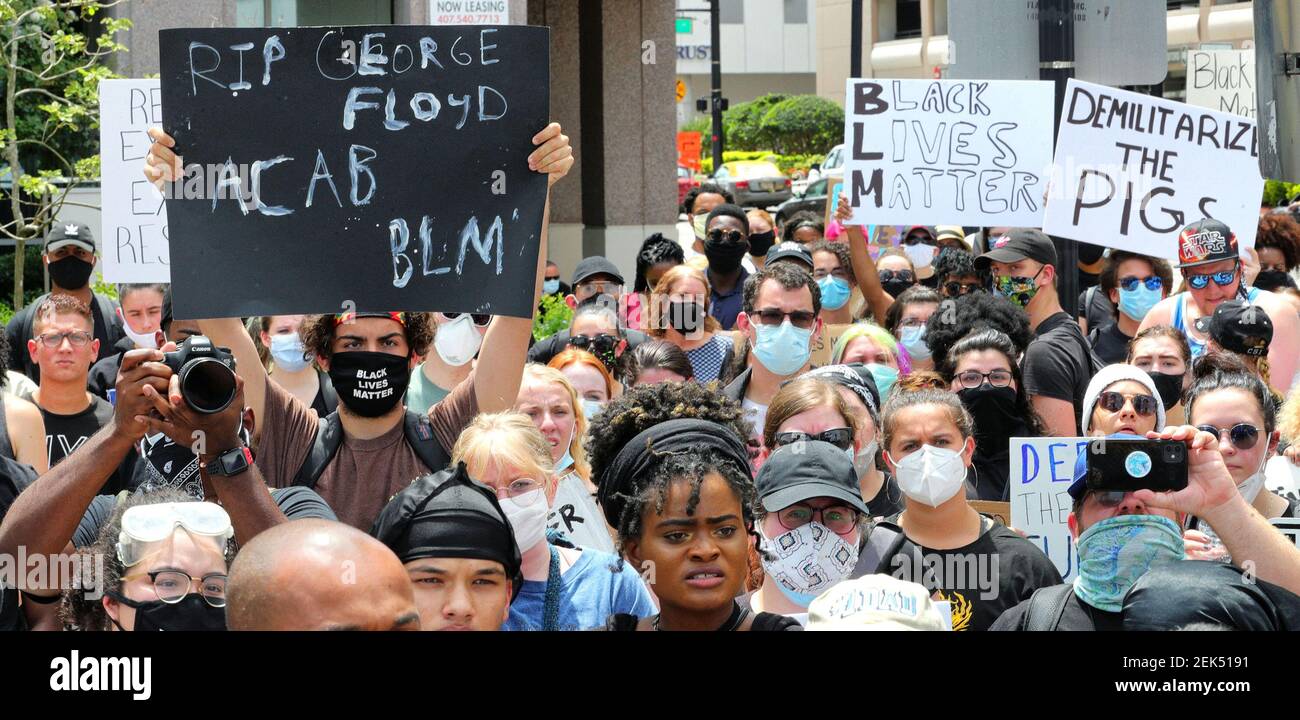 Los manifestantes se manifiestan frente al Ayuntamiento de Orlando, en Orlando, Fla., el viernes 5 de junio de 2020, en medio de protestas en curso a nivel nacional tras la muerte de George Floyd en mayo de 25 bajo la custodia de la policía de Minneapolis. (Joe Burbank/Orlando Sentinel/TNS) Foto de stock