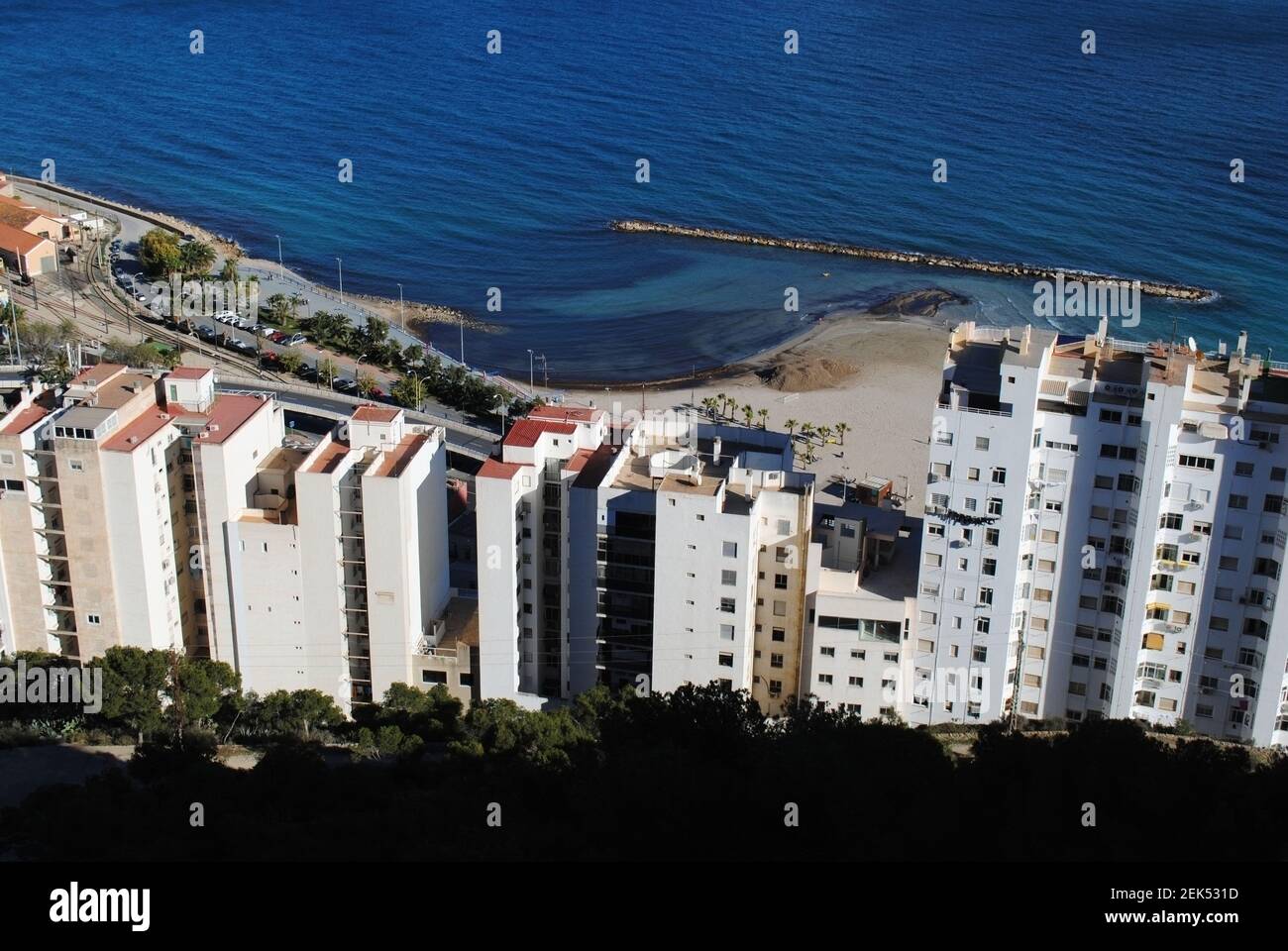 Altos bloques de pisos con impresionantes vistas al Mar Mediterráneo. Foto de stock