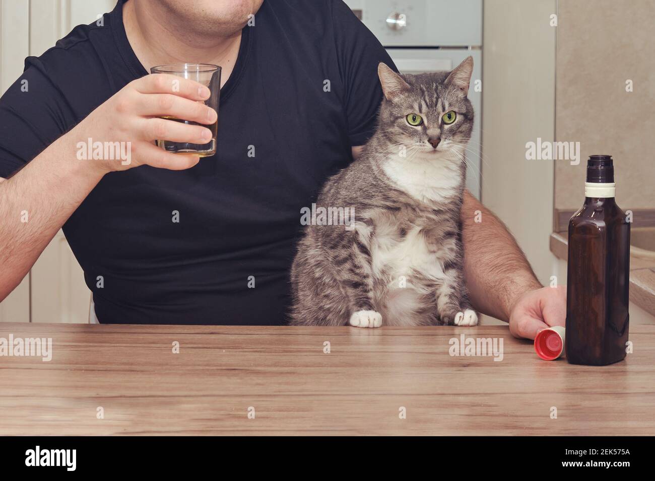 Hombre bebiendo whisky fotografías e imágenes de alta resolución - Página 8  - Alamy