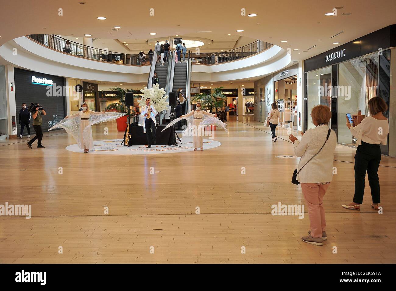 Un músico y dos bailarines saludan a los primeros visitantes en el Centro  Comercial Xanadu de Madrid el día de su reapertura durante el inicio de la  fase 2 del inconfinamiento durante