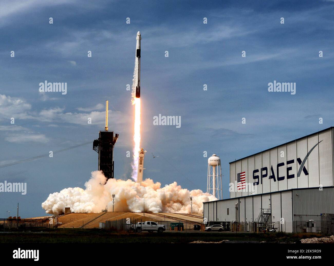 El 30 de mayo de 2020, la cápsula de Spacex Falcon 9 Crew Dragon se levanta del Kennedy Space Center, Fla. El sábado 13 de junio de 2020, Spacex lanzó otro lote de satélites Starlink, continuando la misión de la compañía de construir una constelación de satélites que puedan entregar Internet de alta velocidad a todo el planeta. (Joe Burbank/Orlando Sentinel/TNS) Foto de stock