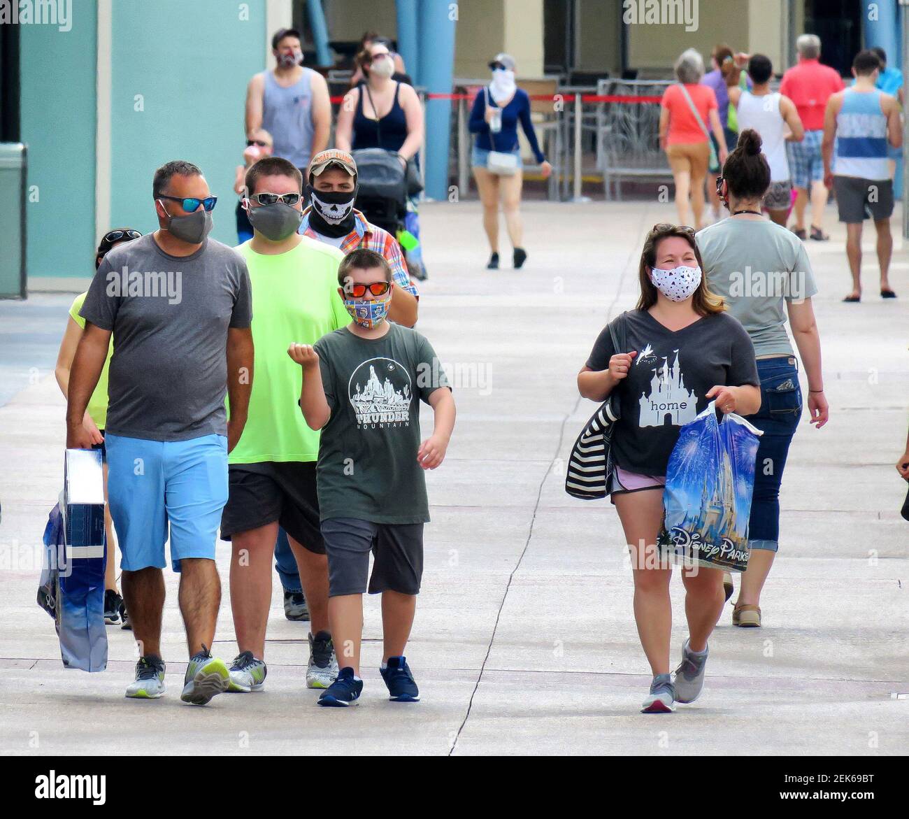 Los huéspedes usan máscaras faciales mientras visitan el distrito de tiendas y restaurantes de Disney Springs en Lake buena Vista, Fla., miércoles, 17 de junio de 2020. El Departamento de Salud de la Florida reportó 3,207 nuevos casos de Covid-19 el jueves, marcando un récord diario para la Florida desde que comenzó la pandemia. (Joe Burbank/Orlando Sentinel/TNS) Foto de stock