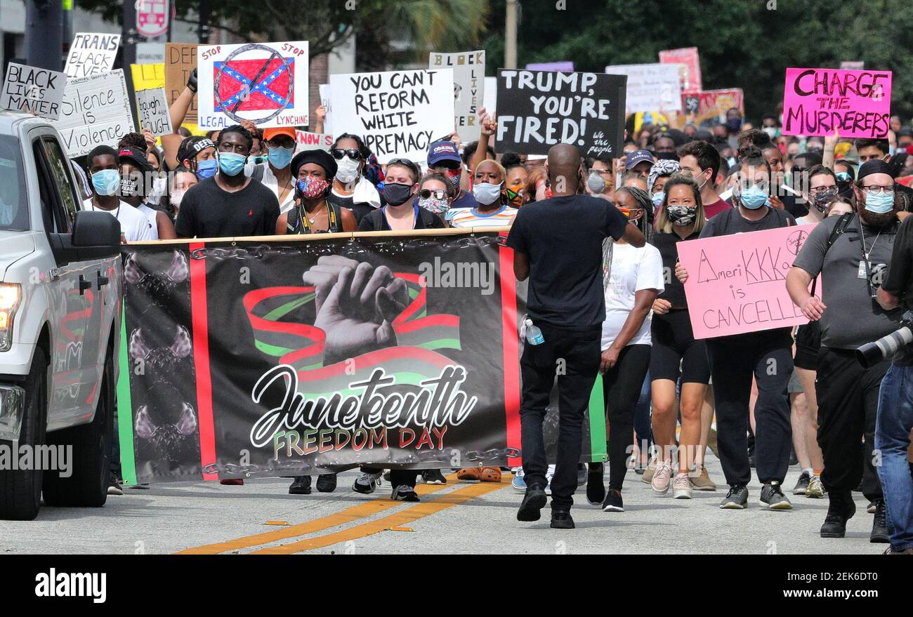 Los manifestantes marchan en Livingston Street desde Lake Eola Park en el centro de Orlando, Florida, para conmemorar la fiesta del 17 de junio, viernes, 19 de junio de 2020. El grupo se reunió en el lago Eola y luego marchó al barrio de Parramore. El decimoséptimo día celebra la emancipación de los esclavos en los Estados Unidos y se originó en 1865. (Joe Burbank/Orlando Sentinel/TNS) Foto de stock