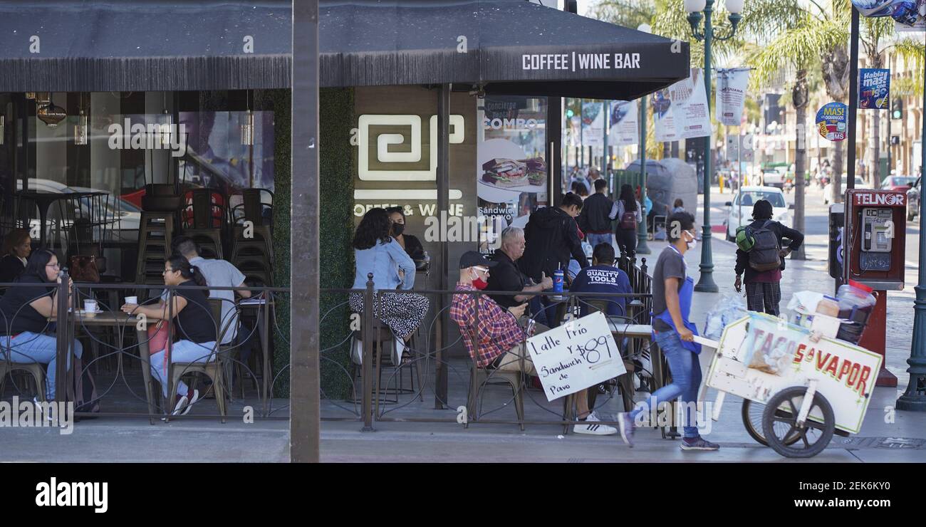 Los clientes se sientan fuera de la cafetería Cafe Baristi en la Avenida  Revolución el 18 de junio de 2020 en el centro de Tijuana. Tijuana  permanece en 