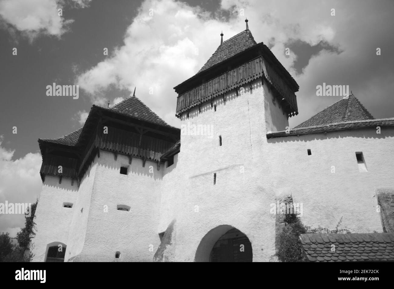 Imagen monocromática, en blanco y negro de la Iglesia Luterana fortificada Viscri, Patrimonio de la Humanidad de la UNESCO, Condado de Brasov, Transilvania, Rumania Foto de stock