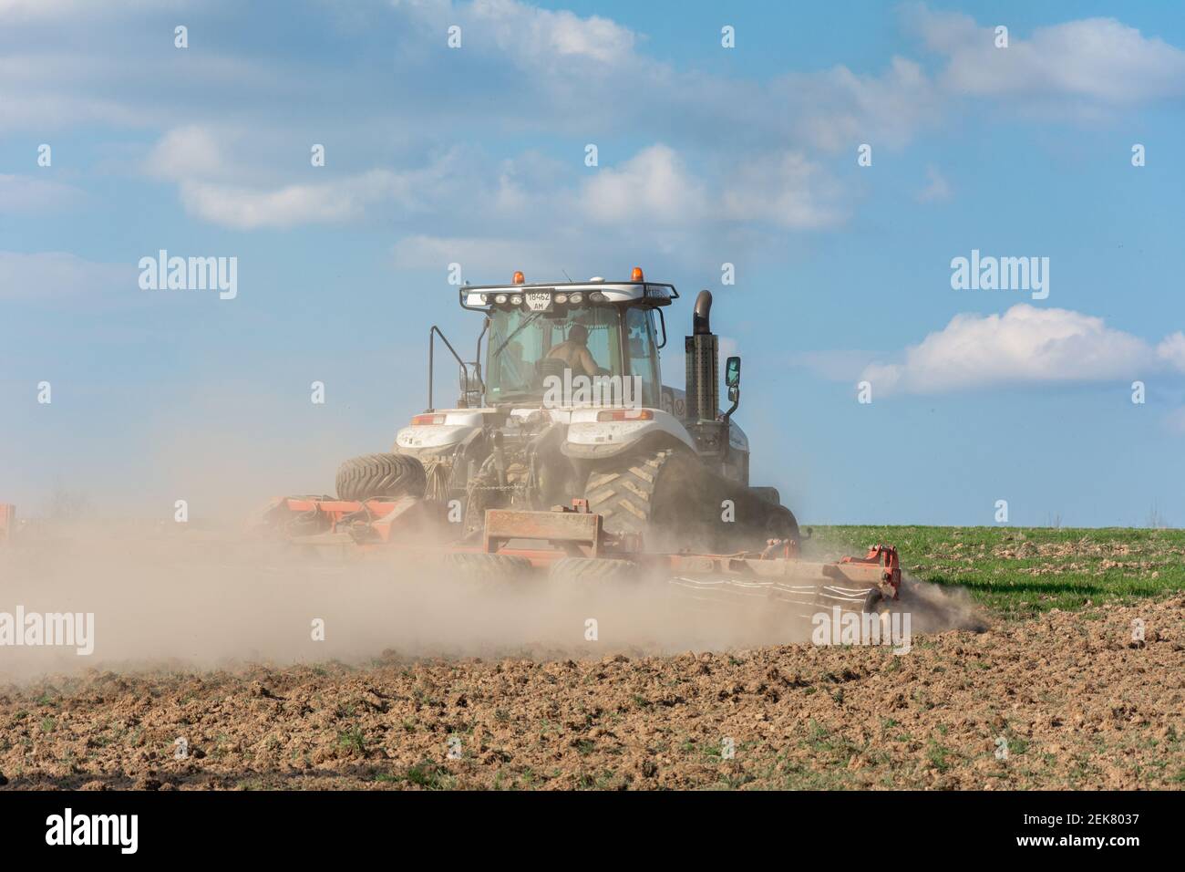 Desafiador de maquinaria agrícola fotografías e imágenes de alta resolución  - Alamy