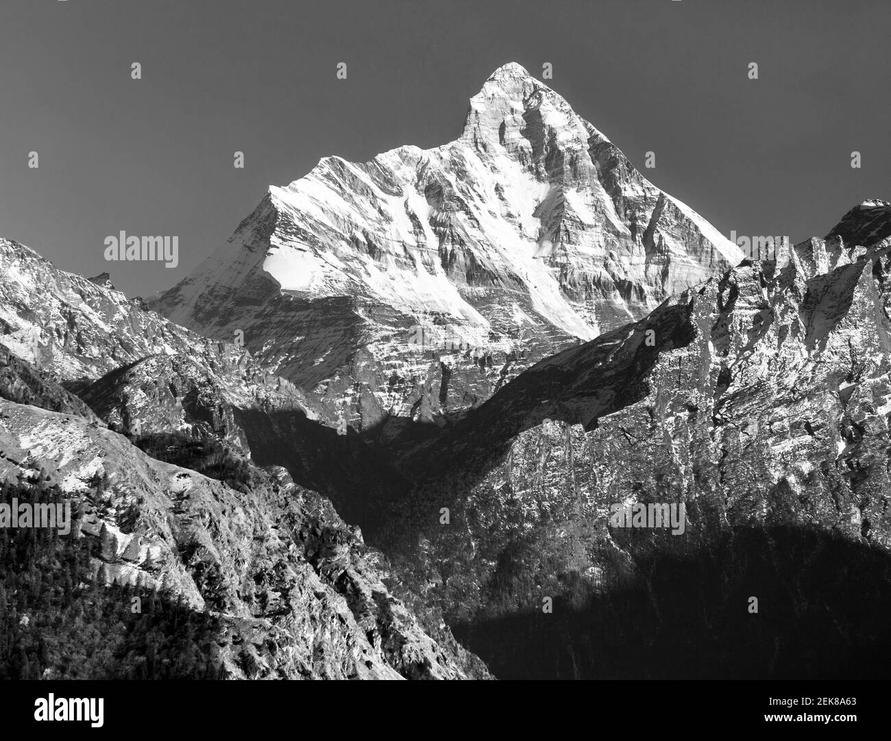 monte Nanda Devi, uno de los mejores montes del Himalaya indio, visto desde Joshimath Auli, Uttarakhand, India, vista en blanco y negro Foto de stock