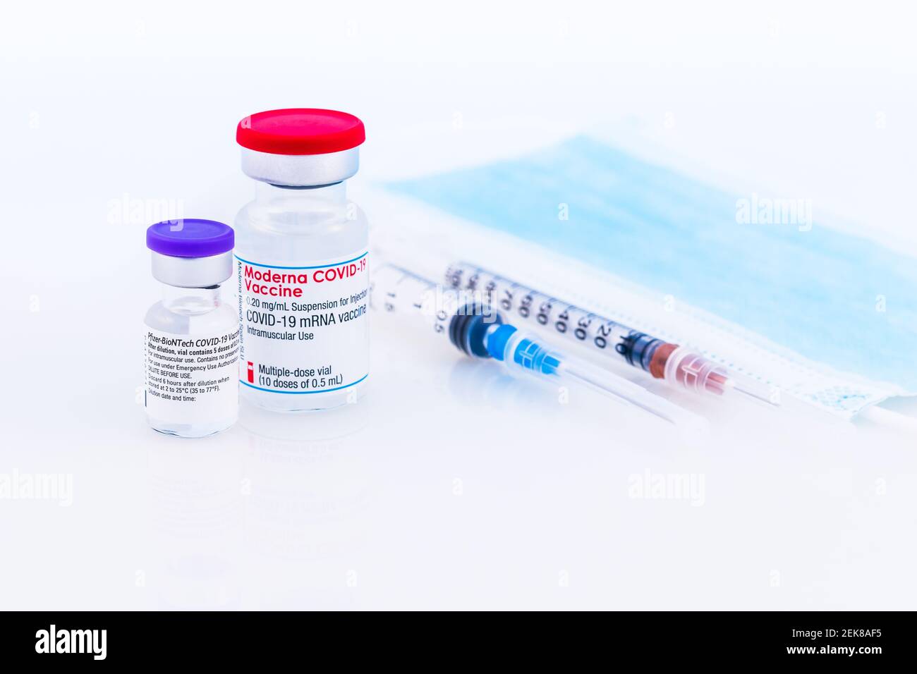 Brasov, Rumania - 21 de febrero de 2021: Vacuna Pfizer BioNTech y moderna Covid-19 sobre fondo blanco. Foto de stock