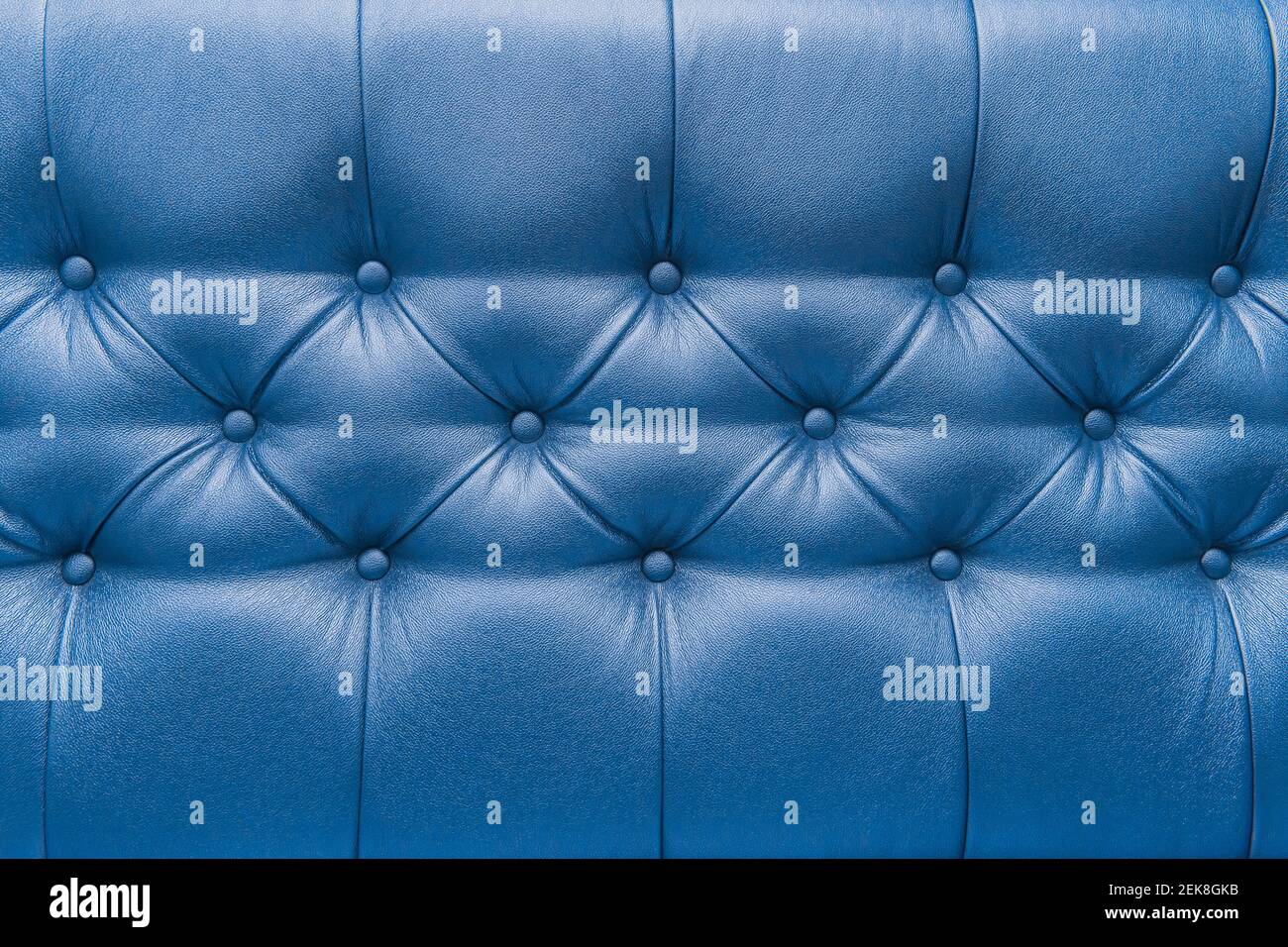 Sofá tapizado de cuero azul con diseño de botones de diseño muebles estilo  decoración textura fondo Fotografía de stock - Alamy