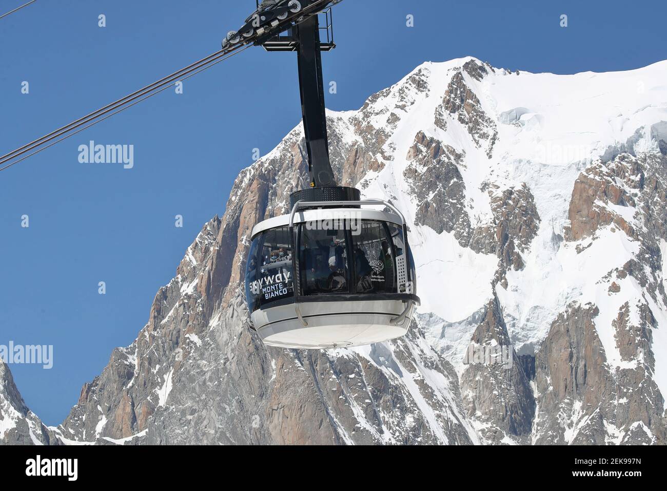 El teleférico Skyway Monte Bianco que conecta la ciudad italiana de  Courmayeur con Punta Helbronner en el lado sur del macizo del Mont Blanc.  Courmayeur (Italia) 7 de julio de 2020 (Foto