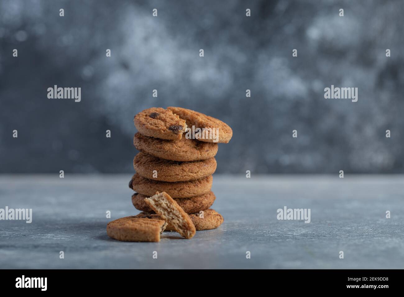 Deliciosas galletas con chocolate sobre fondo gris Foto de stock