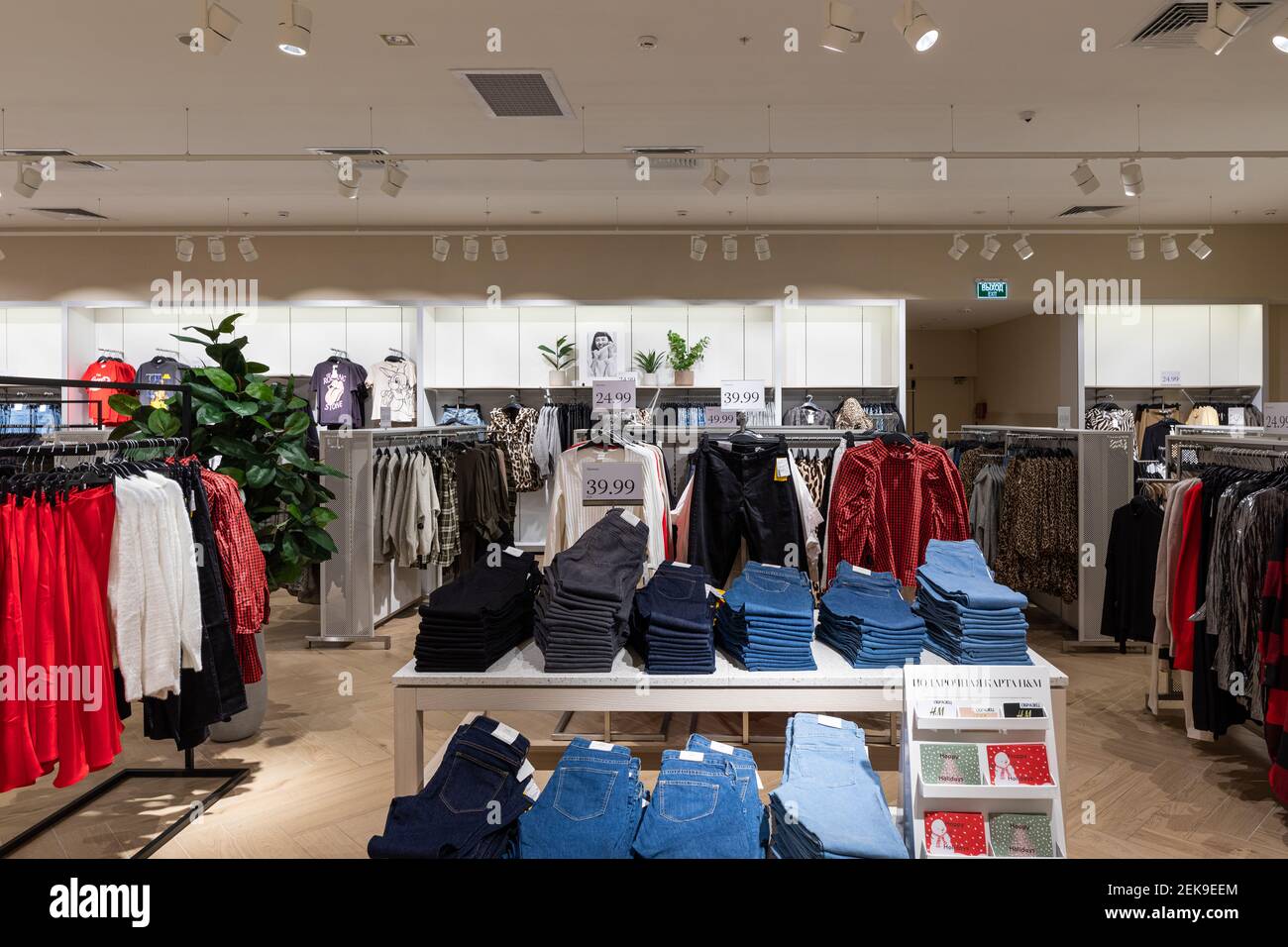 Moderno y moderno interior de de hombres mujeres tienda de tienda del centro comercial Fotografía de stock - Alamy