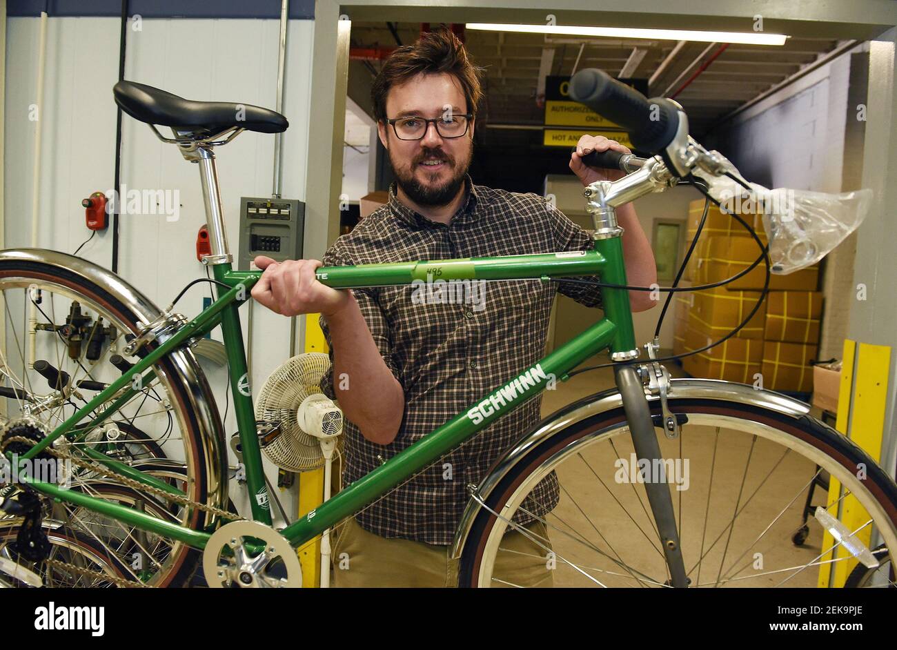Zak Pashak, propietario y fundador de Detroit Bikes, sostiene una bicicleta Schwinn el 25 de junio de 2020 en Detroit. (Clarence Tabb, Jr./The Detroit News/TNS) Foto de stock
