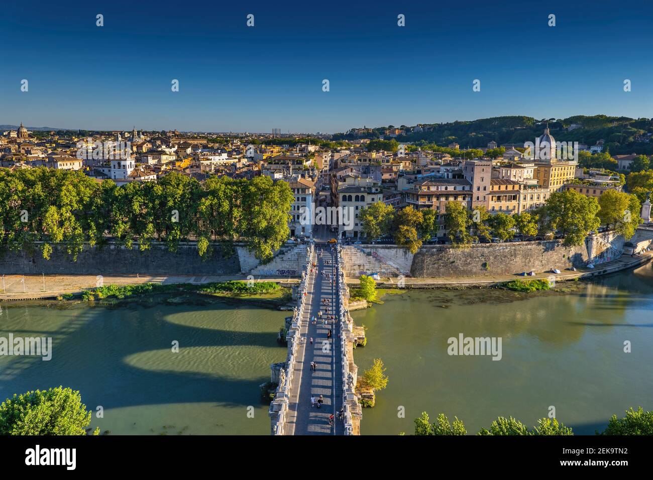 Italia, Roma, paisaje urbano con vistas sobre el puente Ponte Saint Angelo en el río Tíber Foto de stock