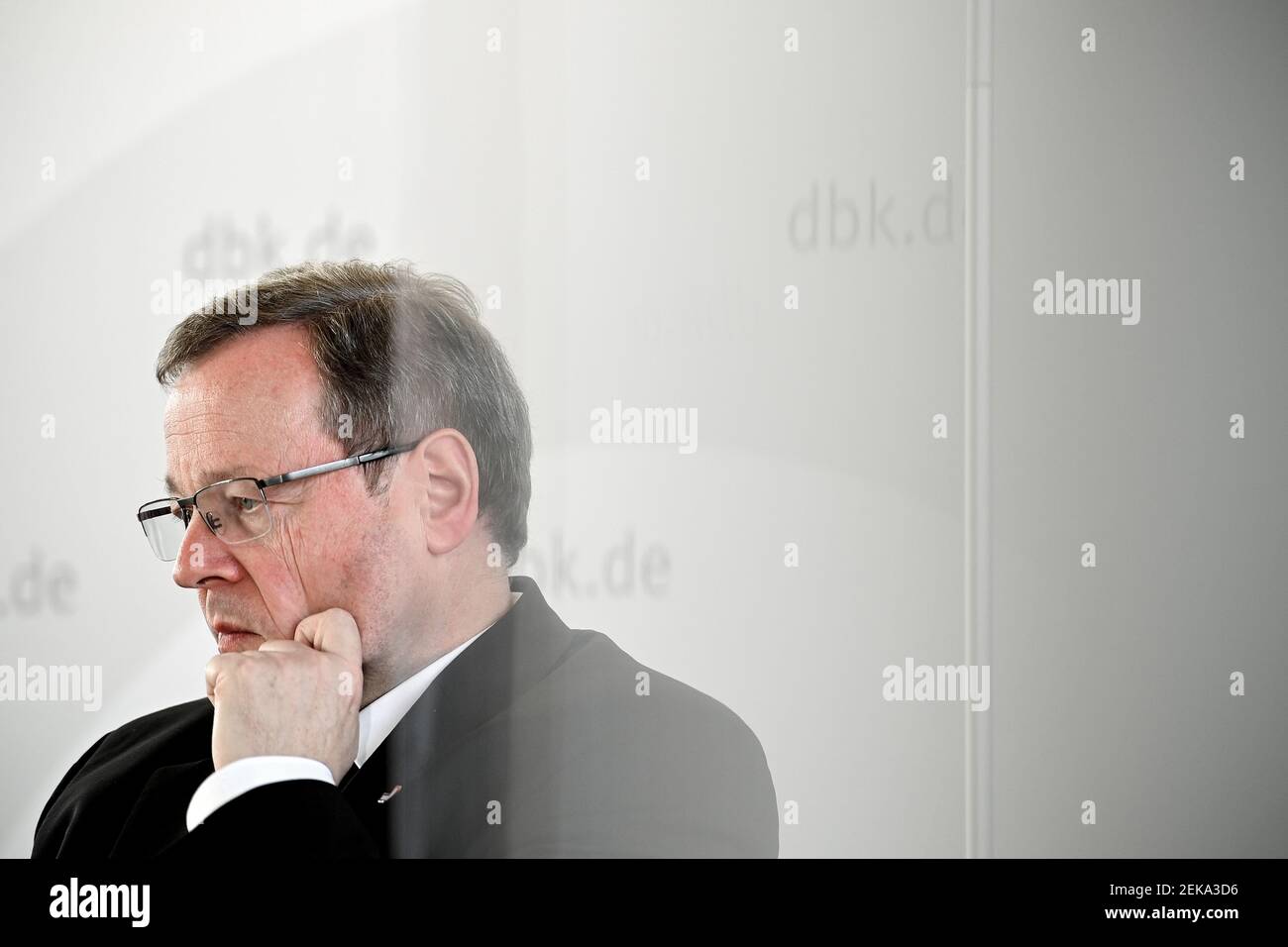 Bonn, Alemania. 23 de febrero de 2021. El presidente de la Conferencia  Episcopal Alemana, el Cardenal Georg Bätzing, mira en una conferencia de  prensa para dar inicio a la sesión plenaria digital