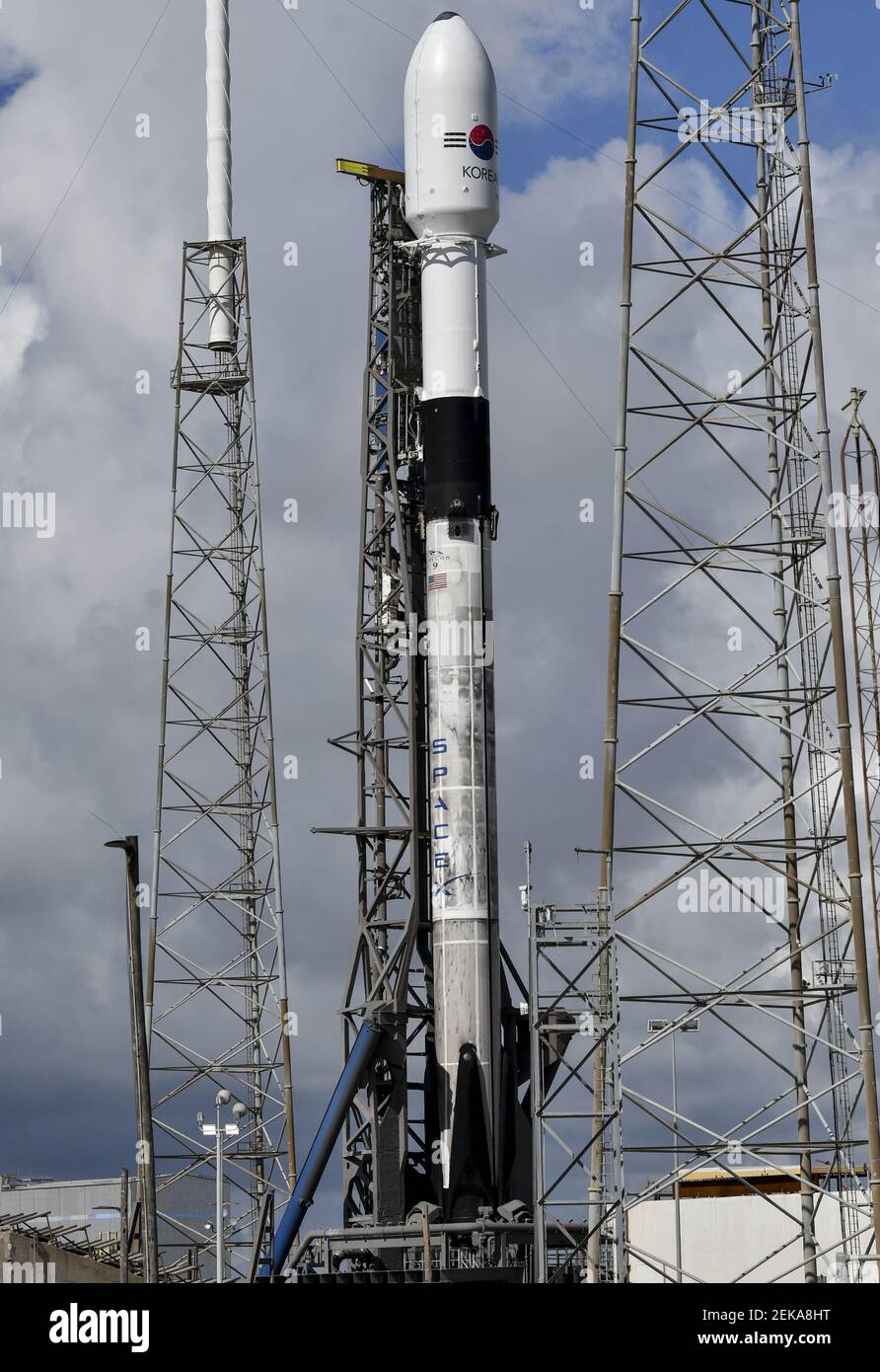 Jul 20, 2020; Estación de la Fuerza Aérea de Cabo Cañaveral, FL, EE.UU.; UN cohete SpacX Falcon 9 está preparado para su lanzamiento desde la Estación de la Fuerza Aérea de Cabo Cañaveral el lunes, 20 de julio de 2020. El cohete transporta ANASIS II, un satélite de seguridad nacional para Corea del Sur. Crédito obligatorio: Craig Bailey/FLORIDA HOY a través de USA TODAY NETWORK/Sipa USA Foto de stock