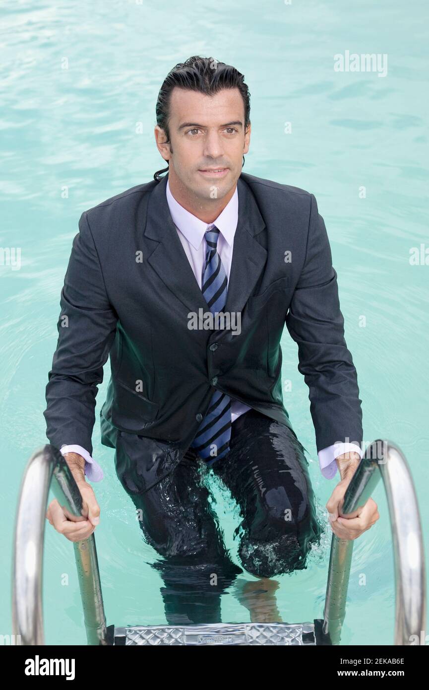Hombre de negocios saliendo de la piscina Fotografía de stock - Alamy Hombre de negocios saliendo de la piscina Fotografía de stock - Alamy